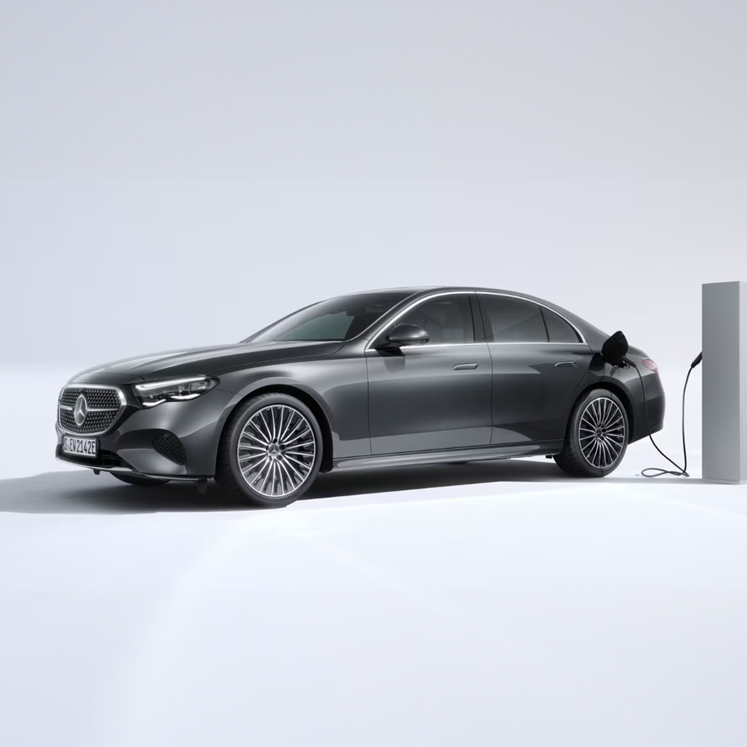 Mercedes-Benz WarrantyExtension Un homme détendu dans un siège devant une Mercedes-Benz.