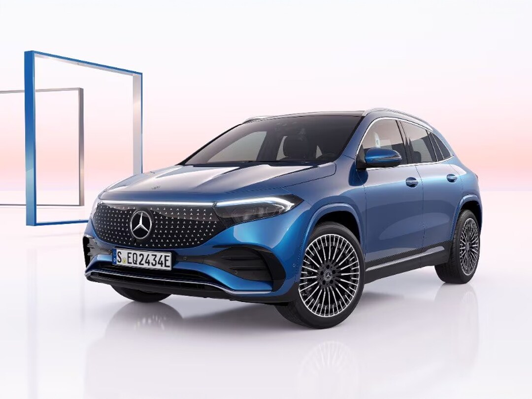 Un homme s'appuie contre un mur à côté d'une Mercedes-Benz.