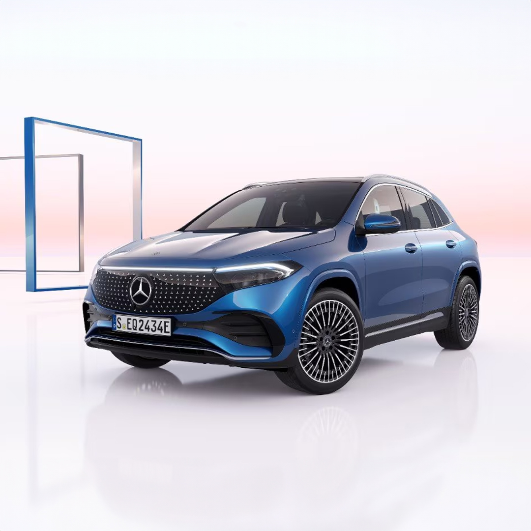 Mercedes-Benz ServiceCare Un homme s'appuie contre un mur à côté d'une Mercedes-Benz.