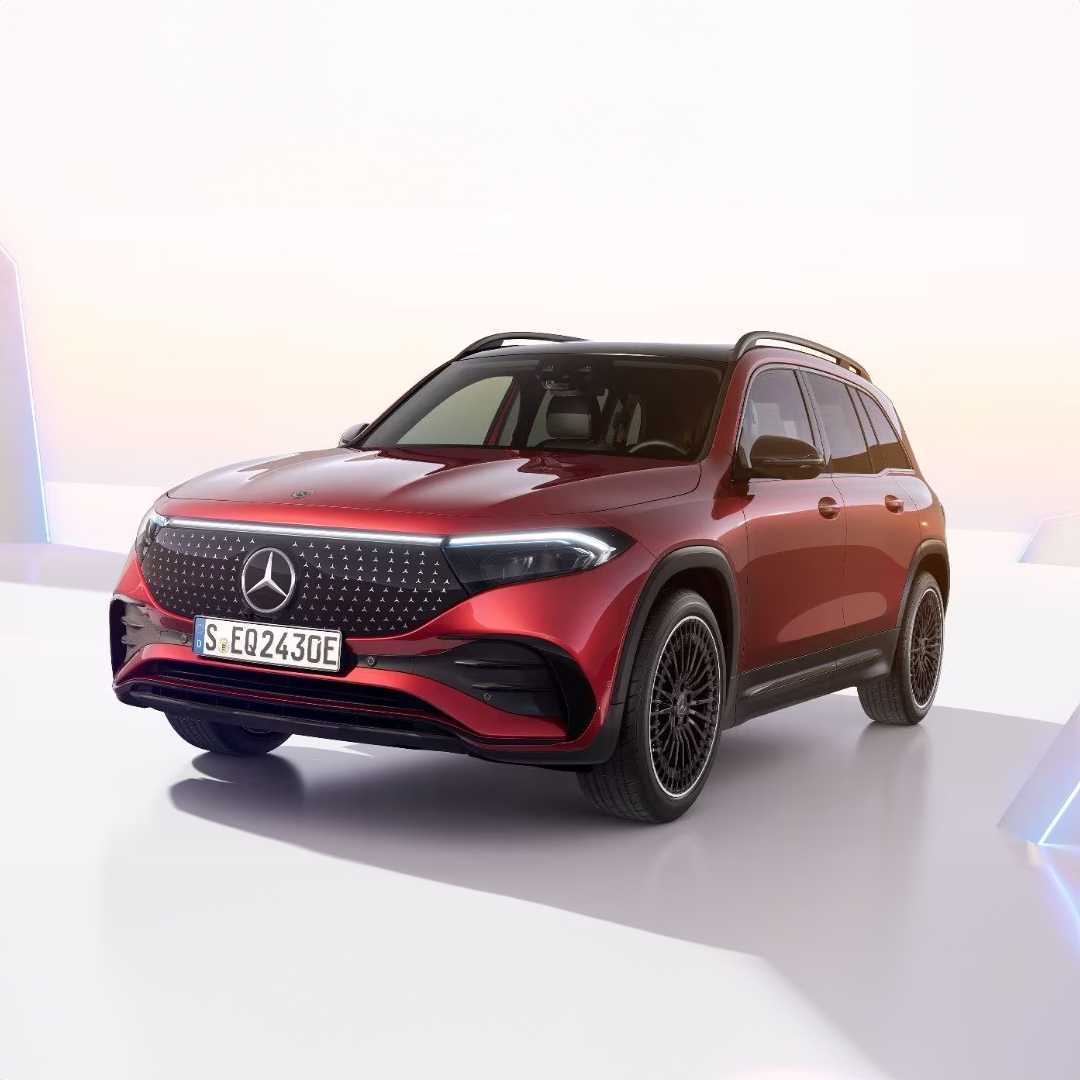 Mercedes-Benz CompleteCare Une femme marche à côté de sa Mercedes-Benz.