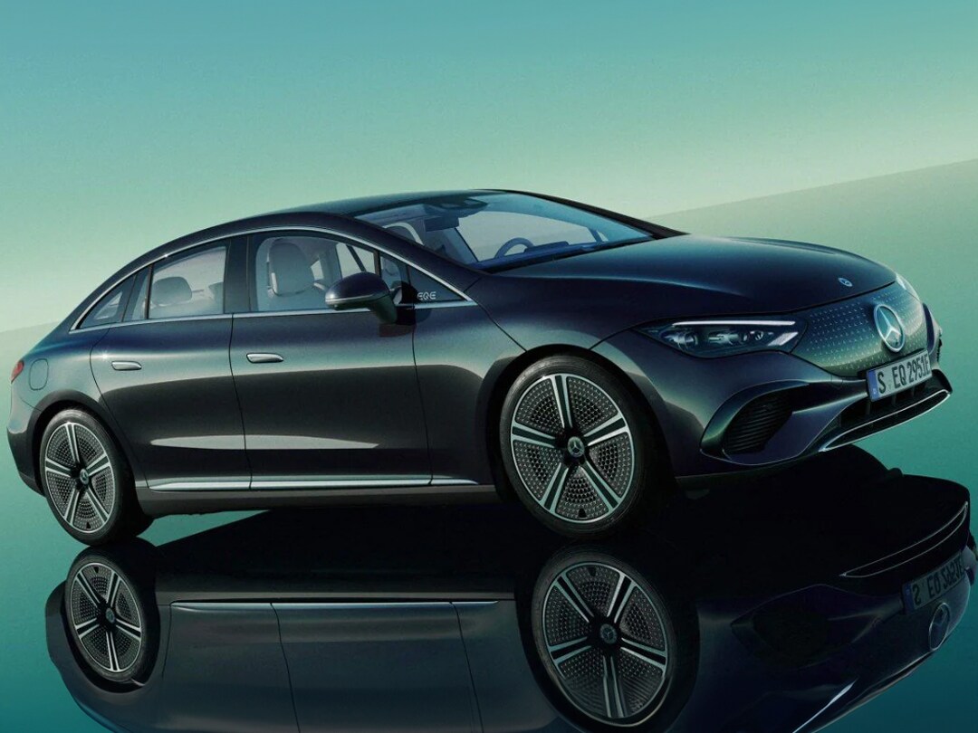 Un homme détendu dans un siège devant une Mercedes-Benz.