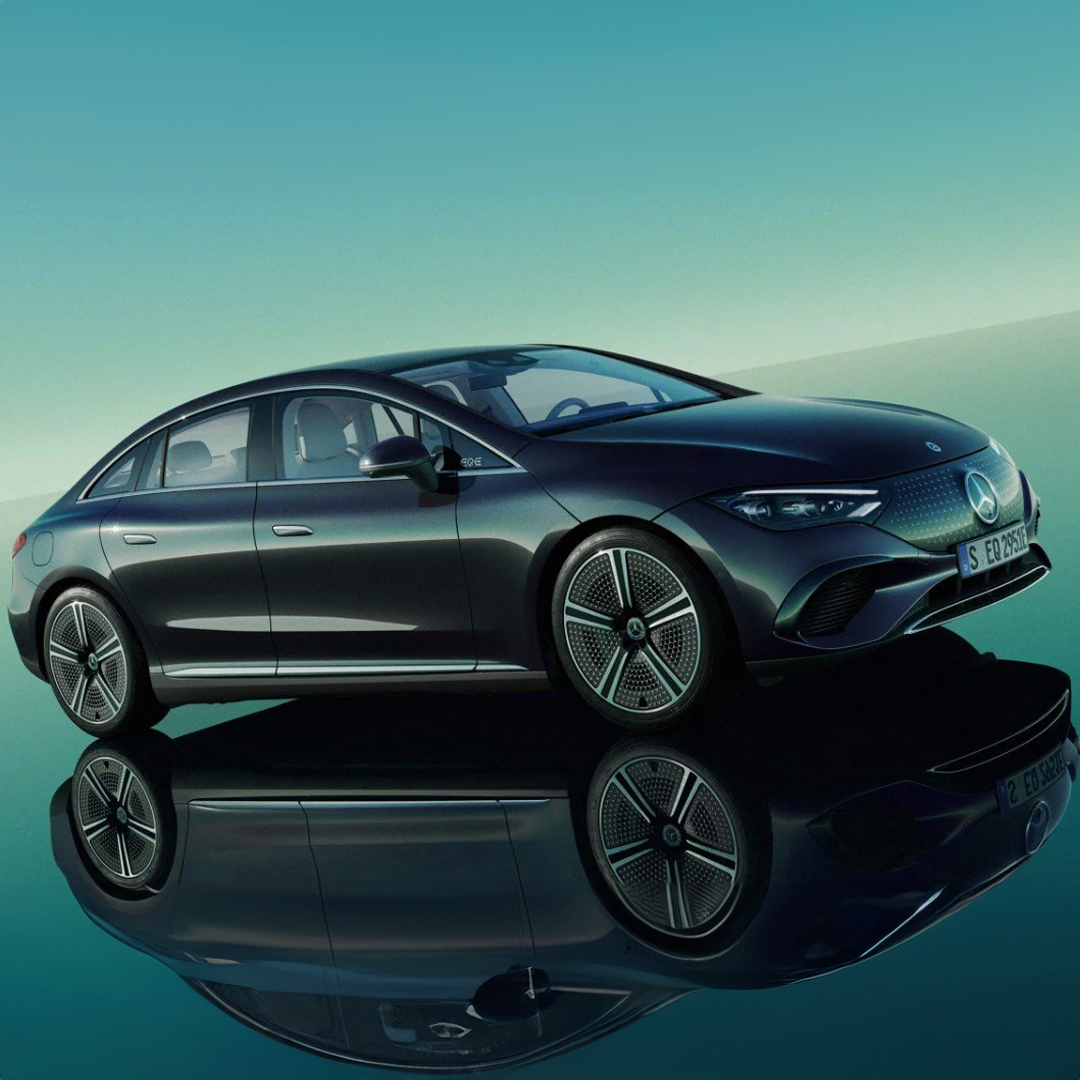 Mercedes-Benz WarrantyExtension Un homme détendu dans un siège devant une Mercedes-Benz.