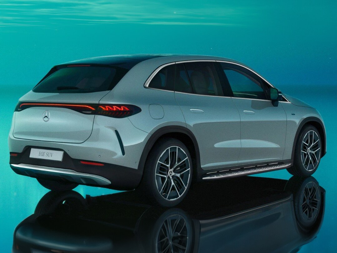 Un homme détendu dans un siège devant une Mercedes-Benz.