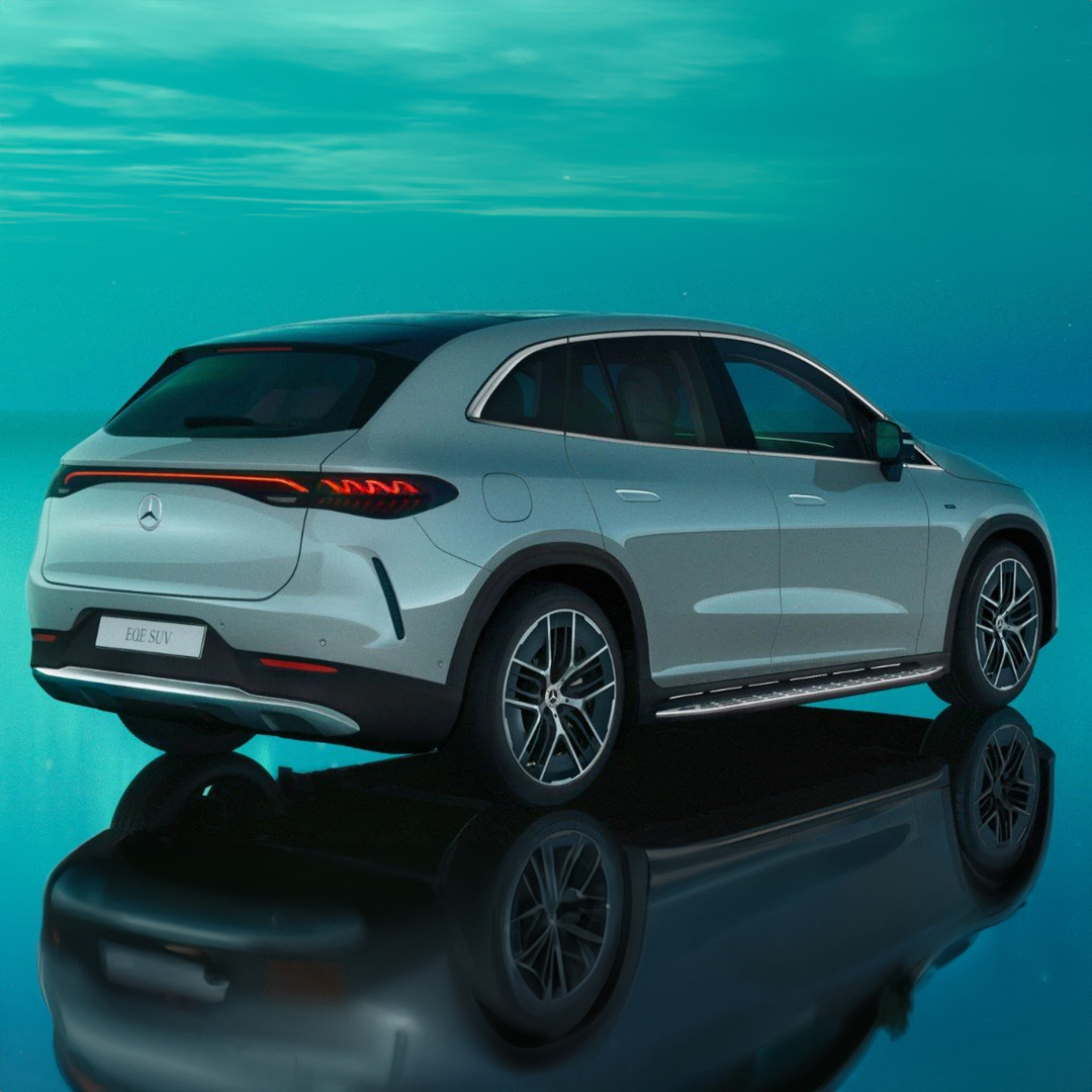 Mercedes-Benz WarrantyExtension Un homme détendu dans un siège devant une Mercedes-Benz.