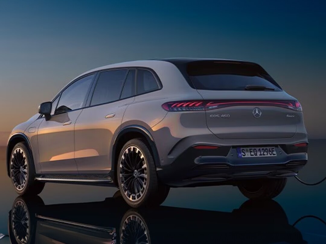 Un homme détendu dans un siège devant une Mercedes-Benz.