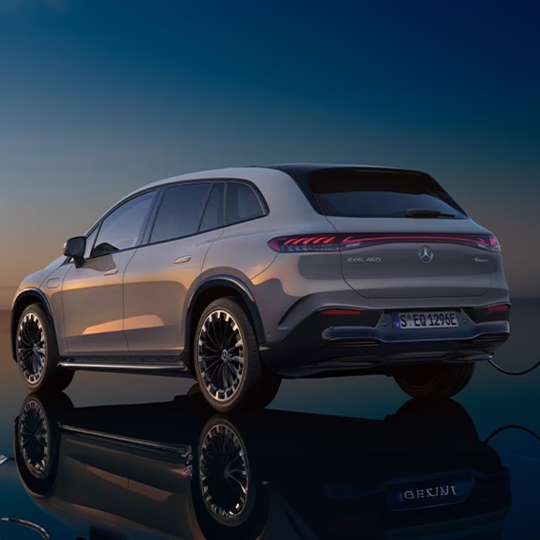 Mercedes-Benz WarrantyExtension Un homme détendu dans un siège devant une Mercedes-Benz.