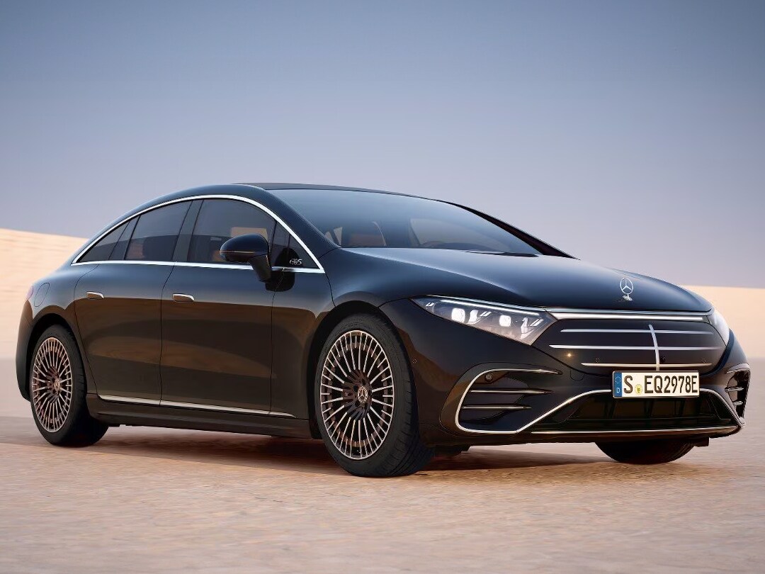 Un homme détendu dans un siège devant une Mercedes-Benz.