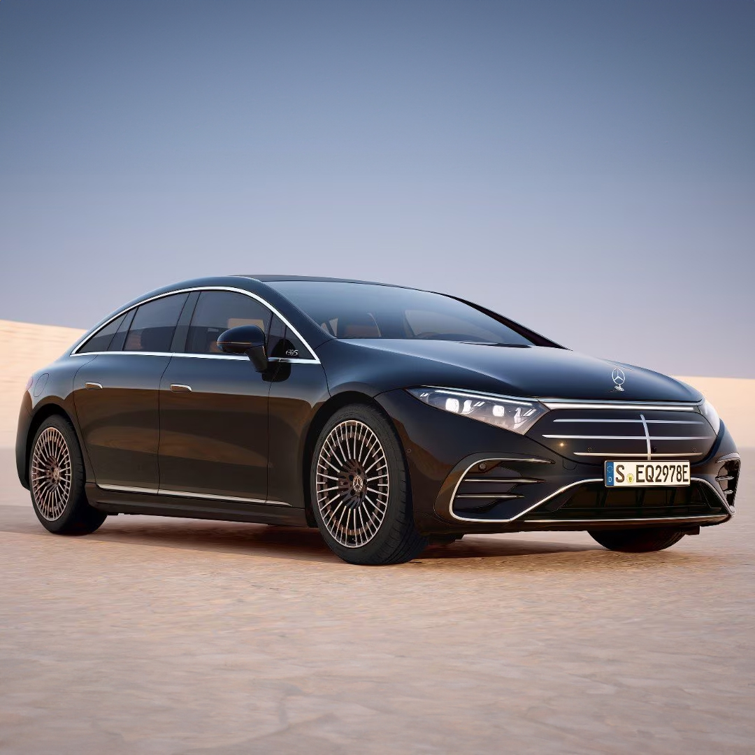 Mercedes-Benz WarrantyExtension Un homme détendu dans un siège devant une Mercedes-Benz.