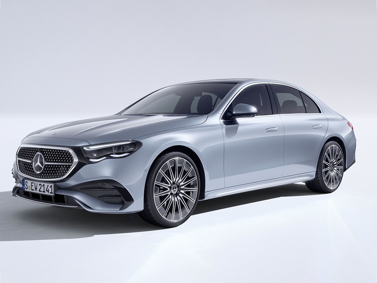 Vue trois quarts avant d'une Mercedes-Benz Classe E argent sur fond clair.