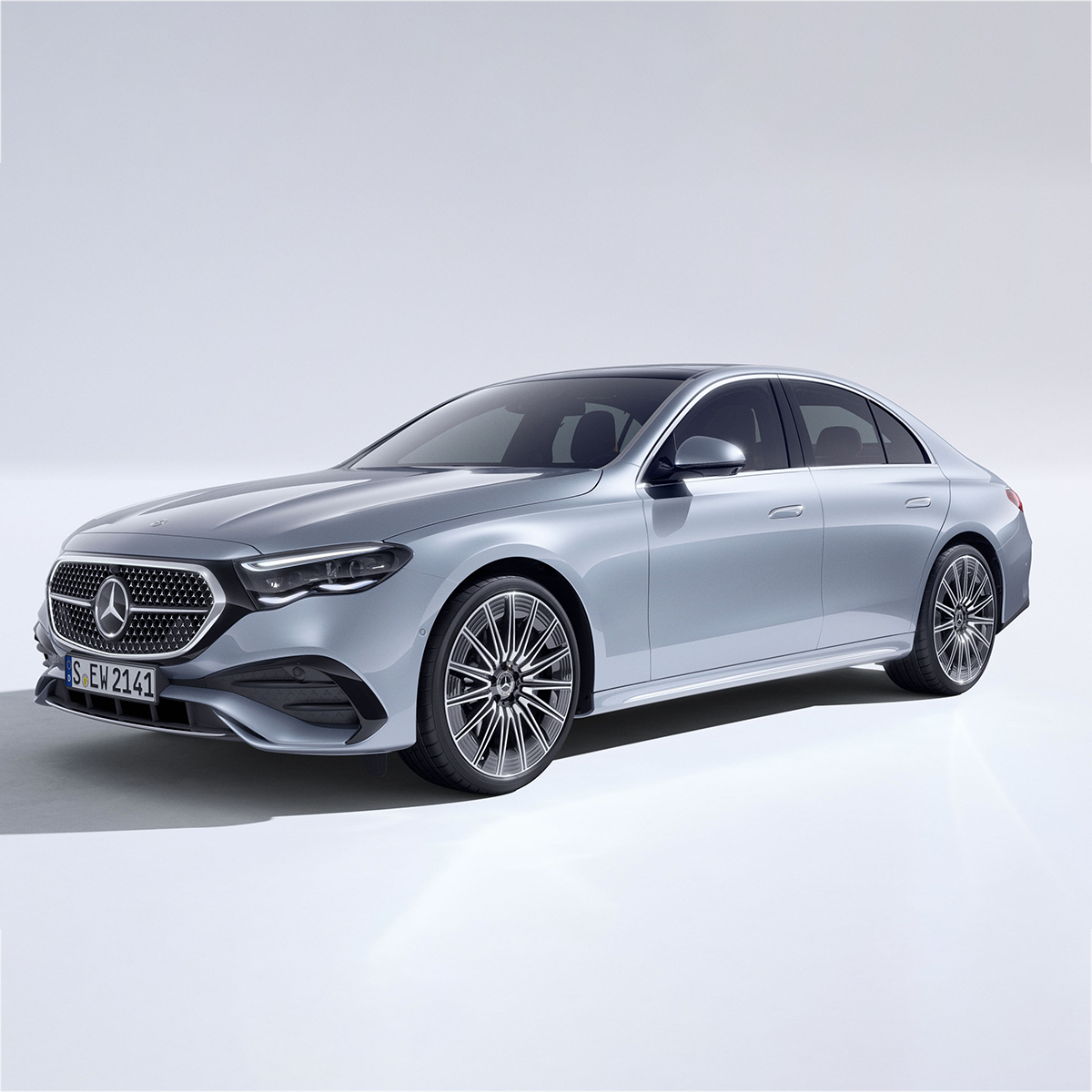 TVS Vue trois quarts avant d'une Mercedes-Benz Classe E argent sur fond clair.