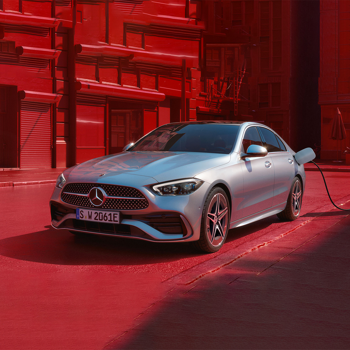 Mercedes-Benz EQS en concession Une Classe C électrique branché pour un chargement.