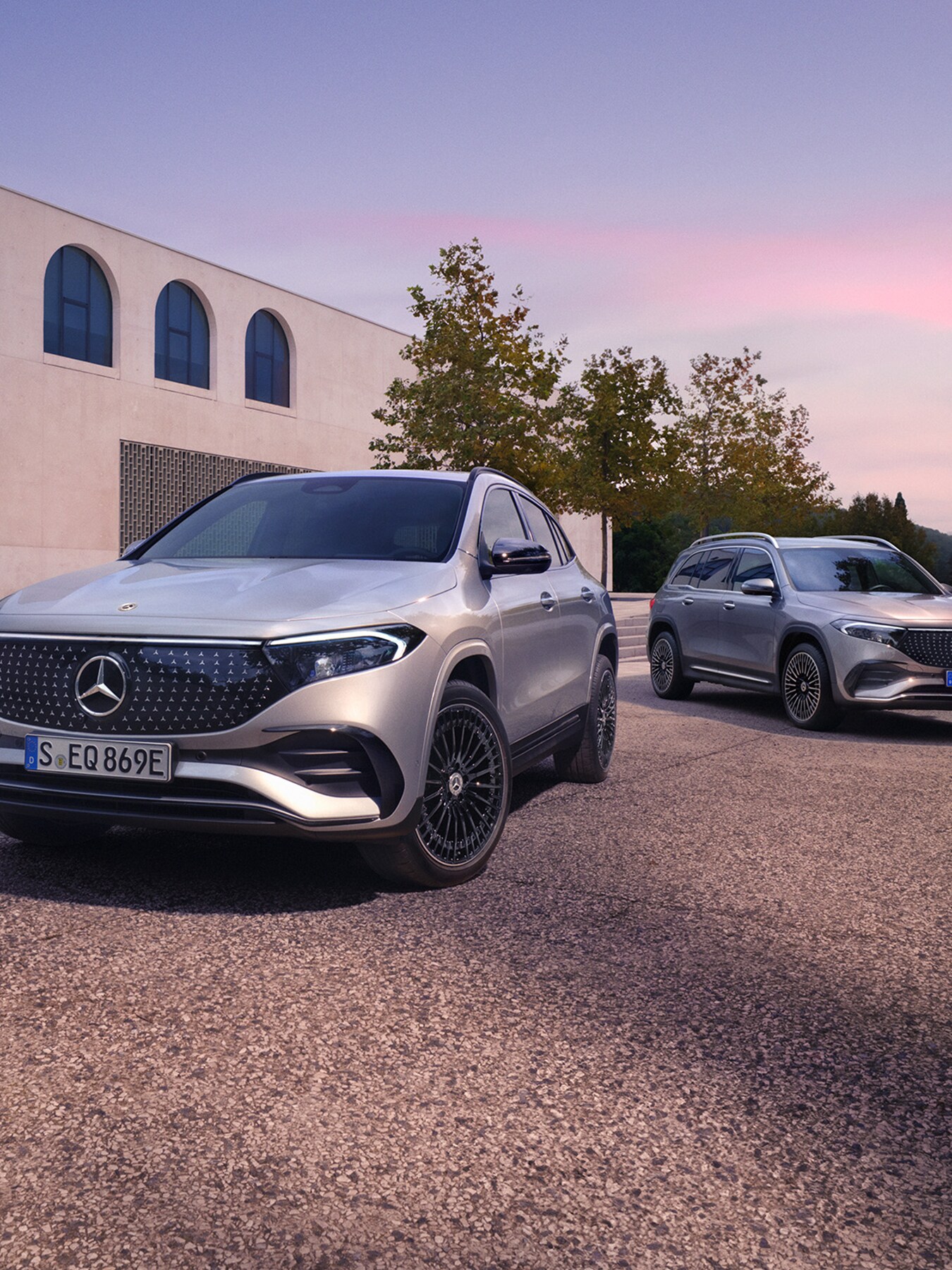 Un EQA et un EQB stationnés dans une allée.