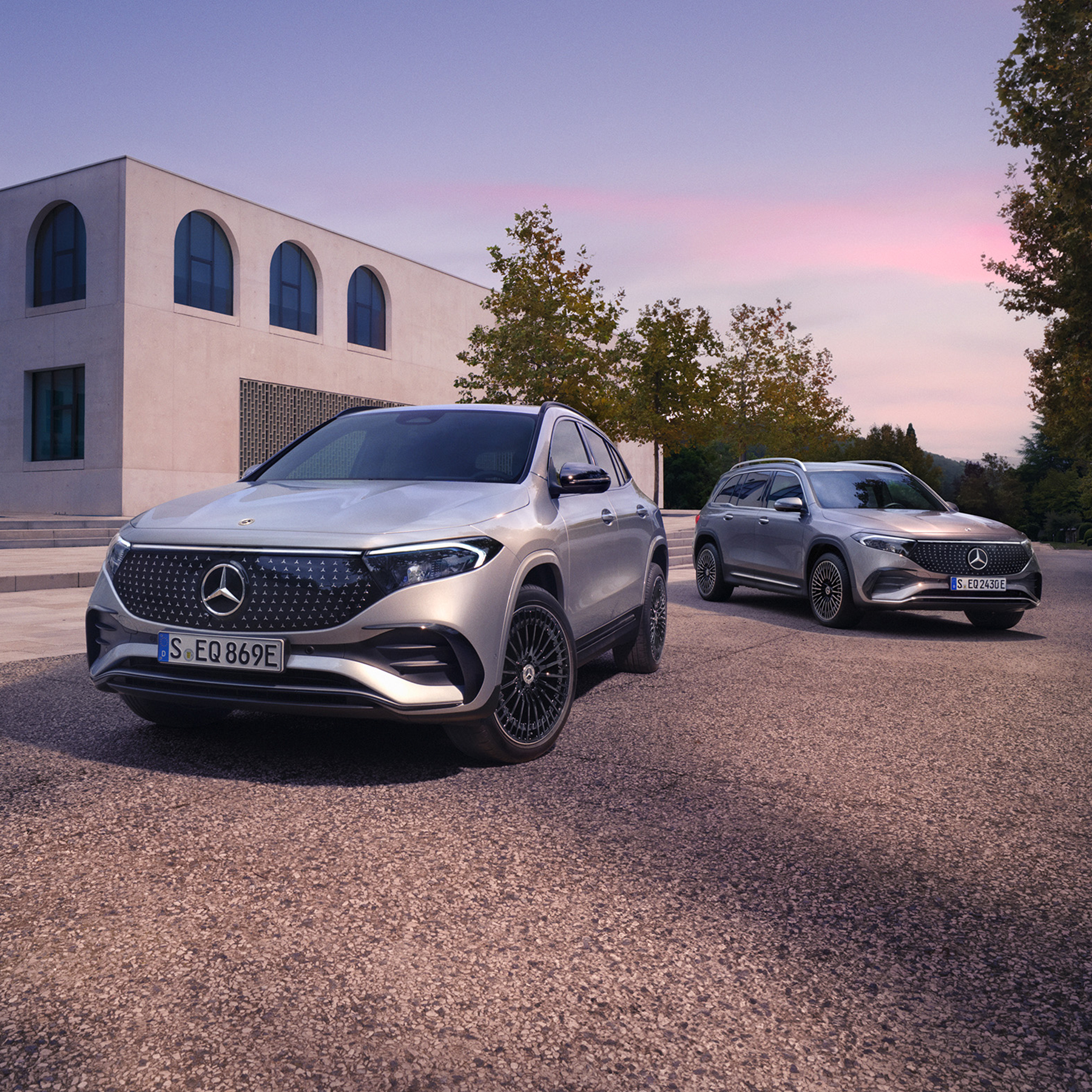 Mercedes-Benz EQS en concession EQA et EQB devant une maison.