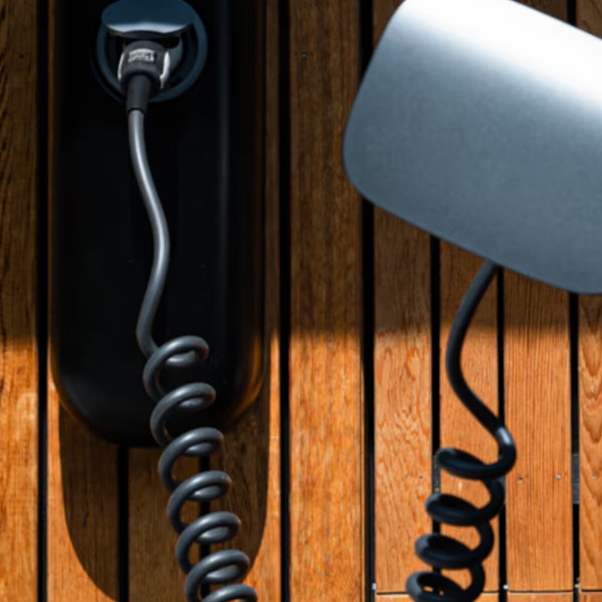 Un homme sortant de son véhicule électrique Mercedes-Benz