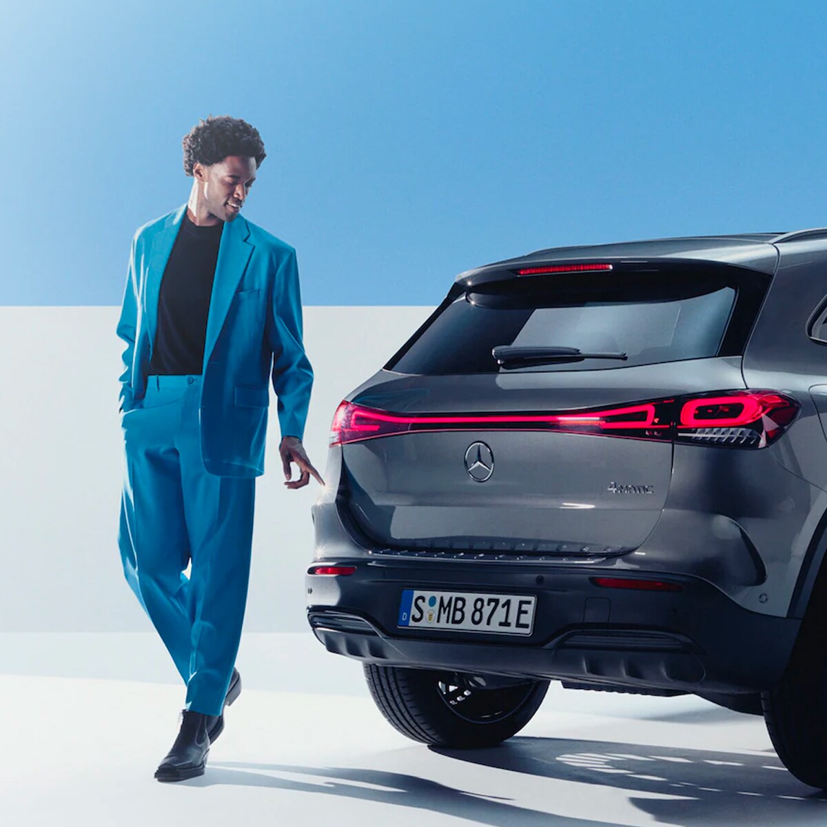 Un homme sortant de son véhicule électrique Mercedes-Benz
