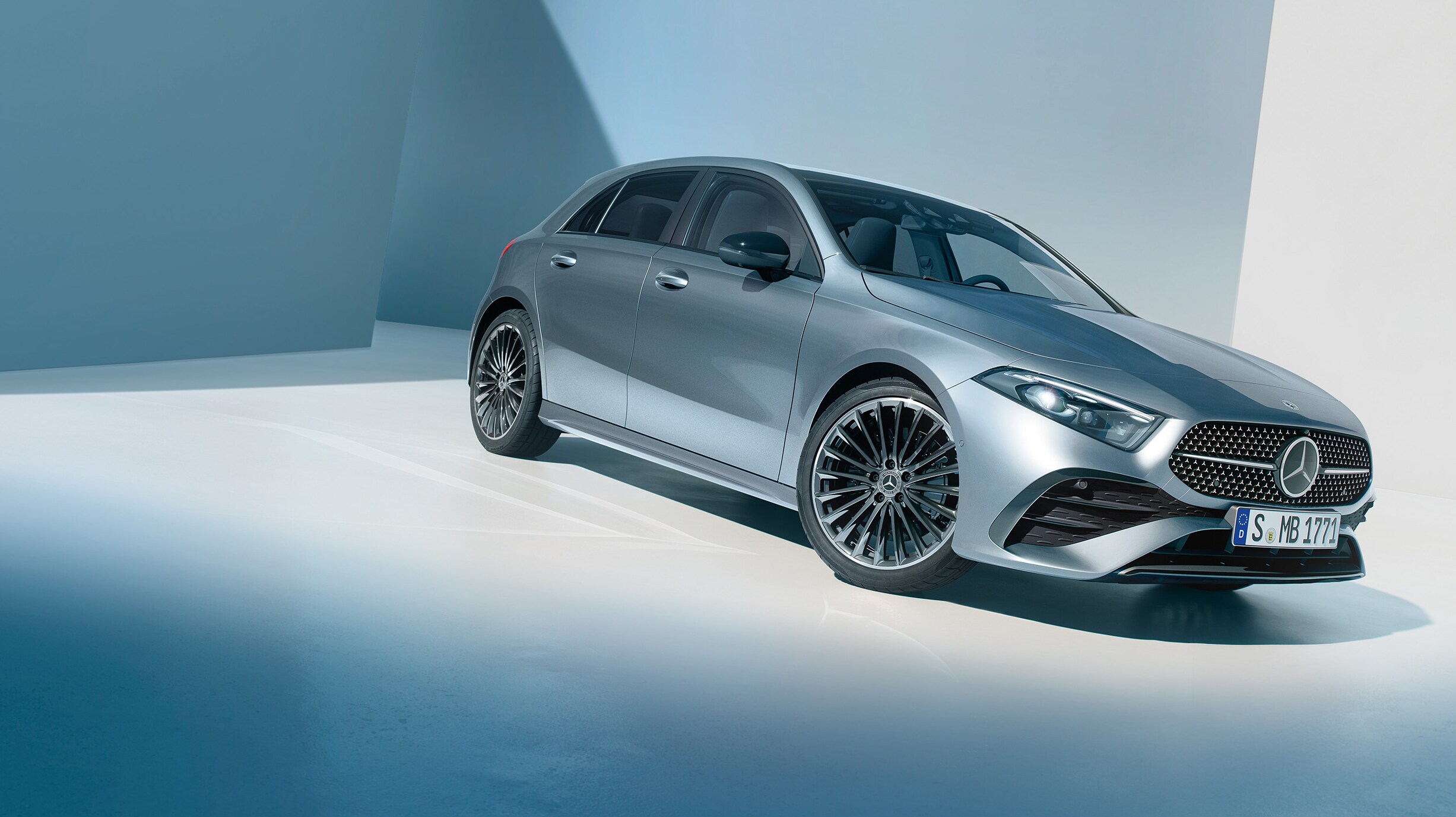 Un EQA et EQB stationnés sur un fond beige