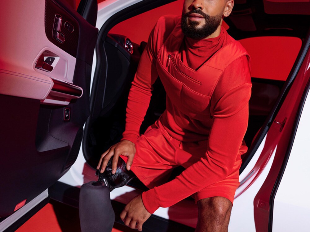 La Classe E Break adaptée aux personnes à mobilité réduite dans une vue latérale et une femme en fauteuil roulant.