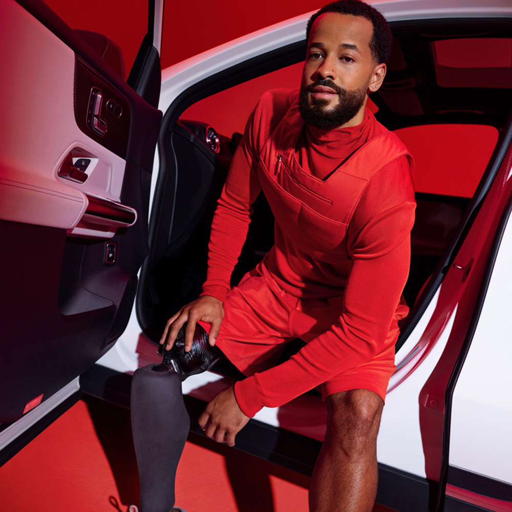 Aides à l'entrée et à la sortie | Aides à la conduite | Mercedes-Benz La Classe E Break adaptée aux personnes à mobilité réduite dans une vue latérale et une femme en fauteuil roulant.