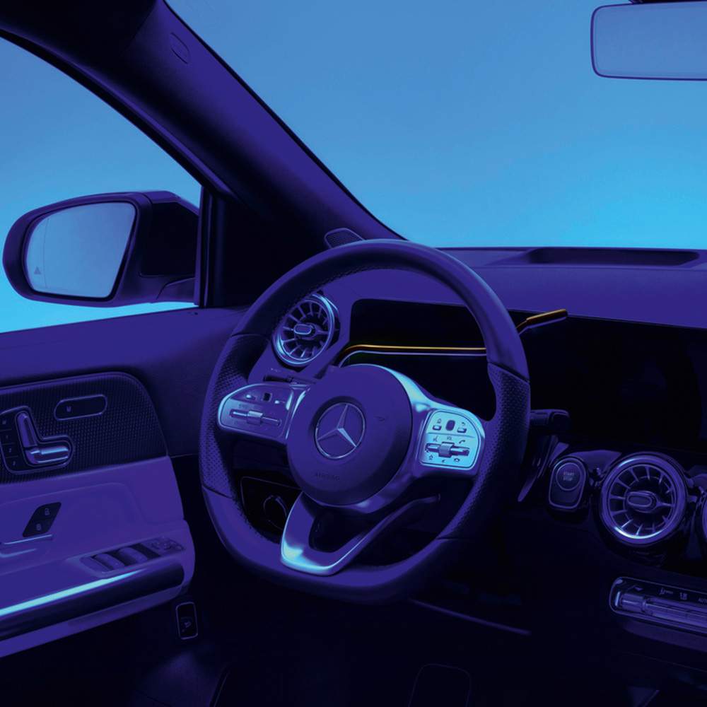 Aides à la direction et de commande | Aides à la conduite | Mercedes-Benz La Mercedes-Benz GLC SUV transformée pour les personnes à mobilité réduite dans une vue latérale et un homme avec un bras amputé.