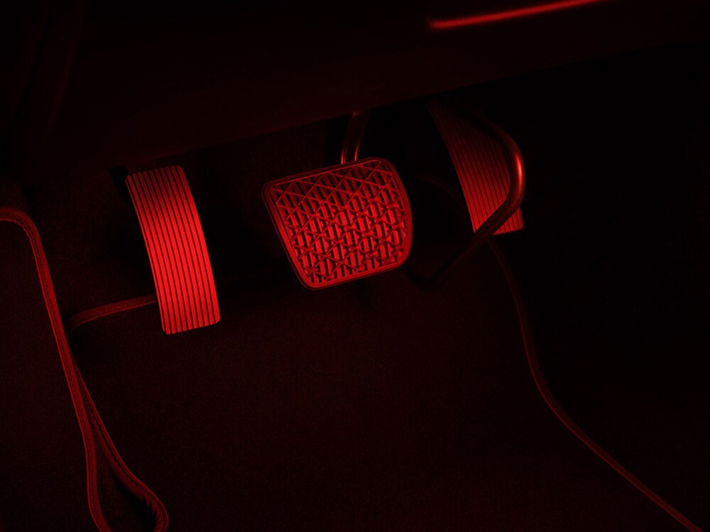 La Mercedes-Benz EQA transformée pour les personnes à mobilité réduite dans une vue avant et un homme avec prothèse de jambe.