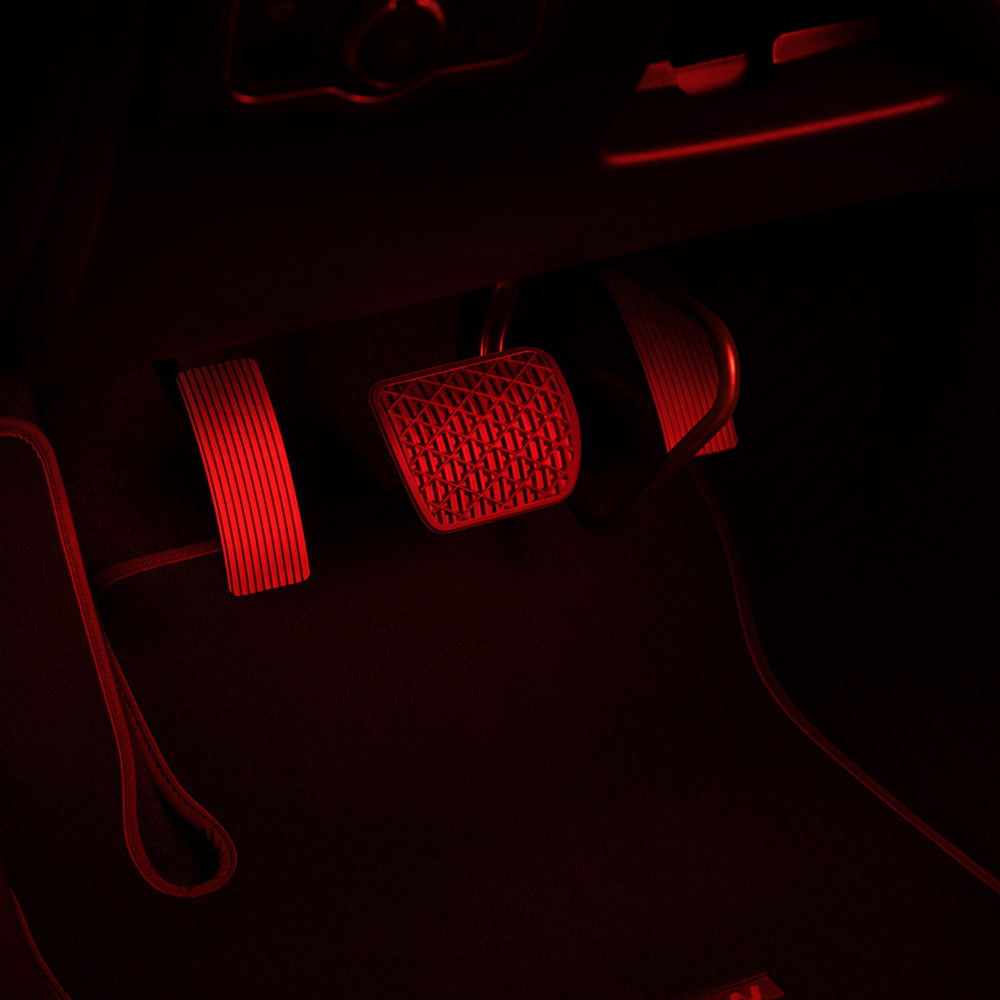 Adaptations des pédales | Aides à la conduite | Mercedes-Benz La Mercedes-Benz EQA transformée pour les personnes à mobilité réduite dans une vue avant et un homme avec prothèse de jambe.