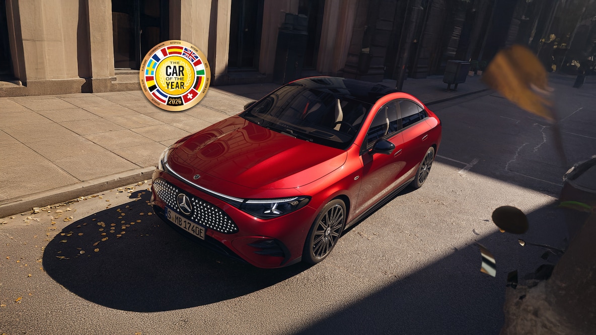 Vue latérale de la Mercedes-Benz CLA C174 à une borne de recharge.