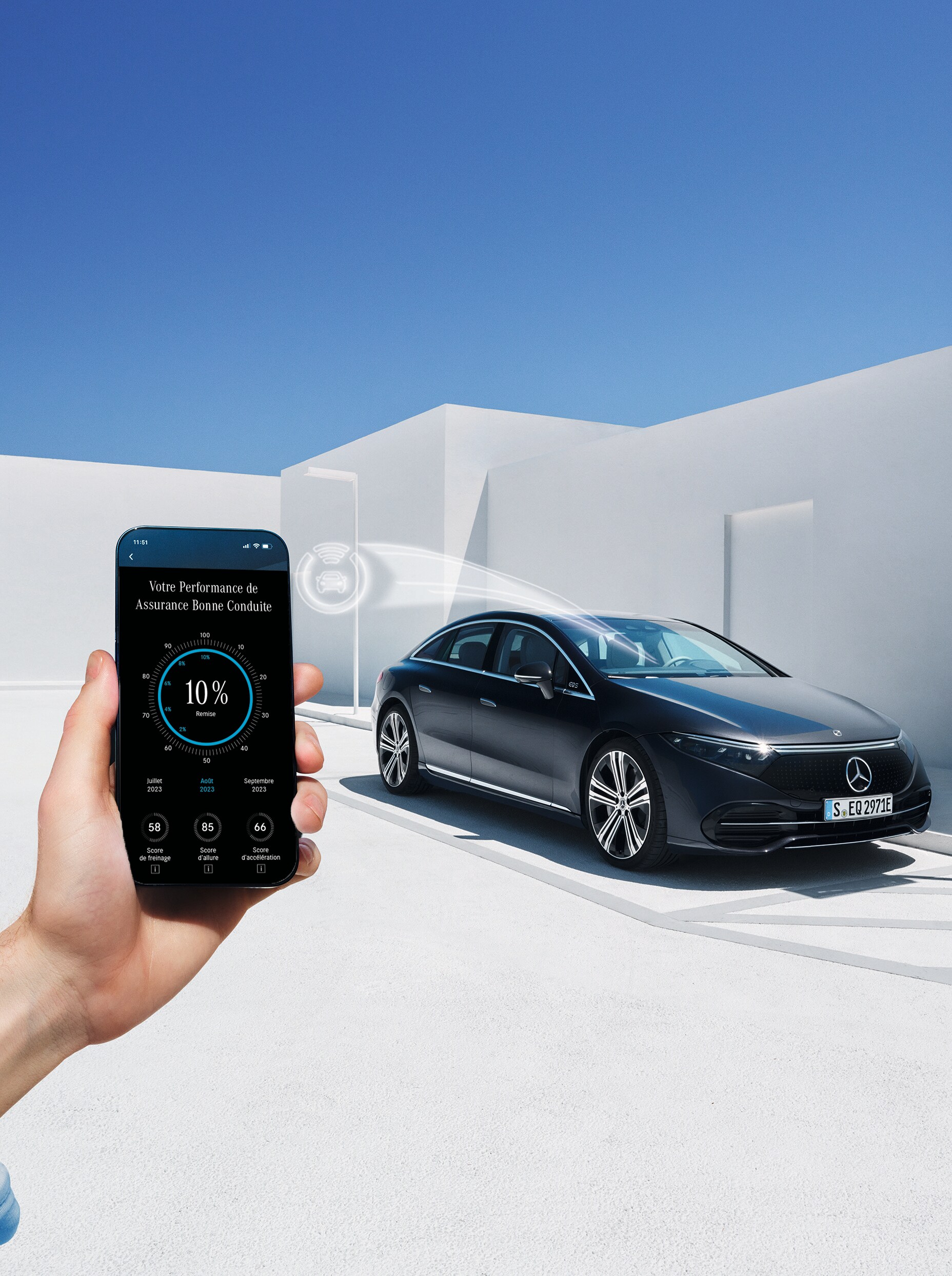 Une femme regarde son téléphone portable à coté d'une Mercedes Benz EQC