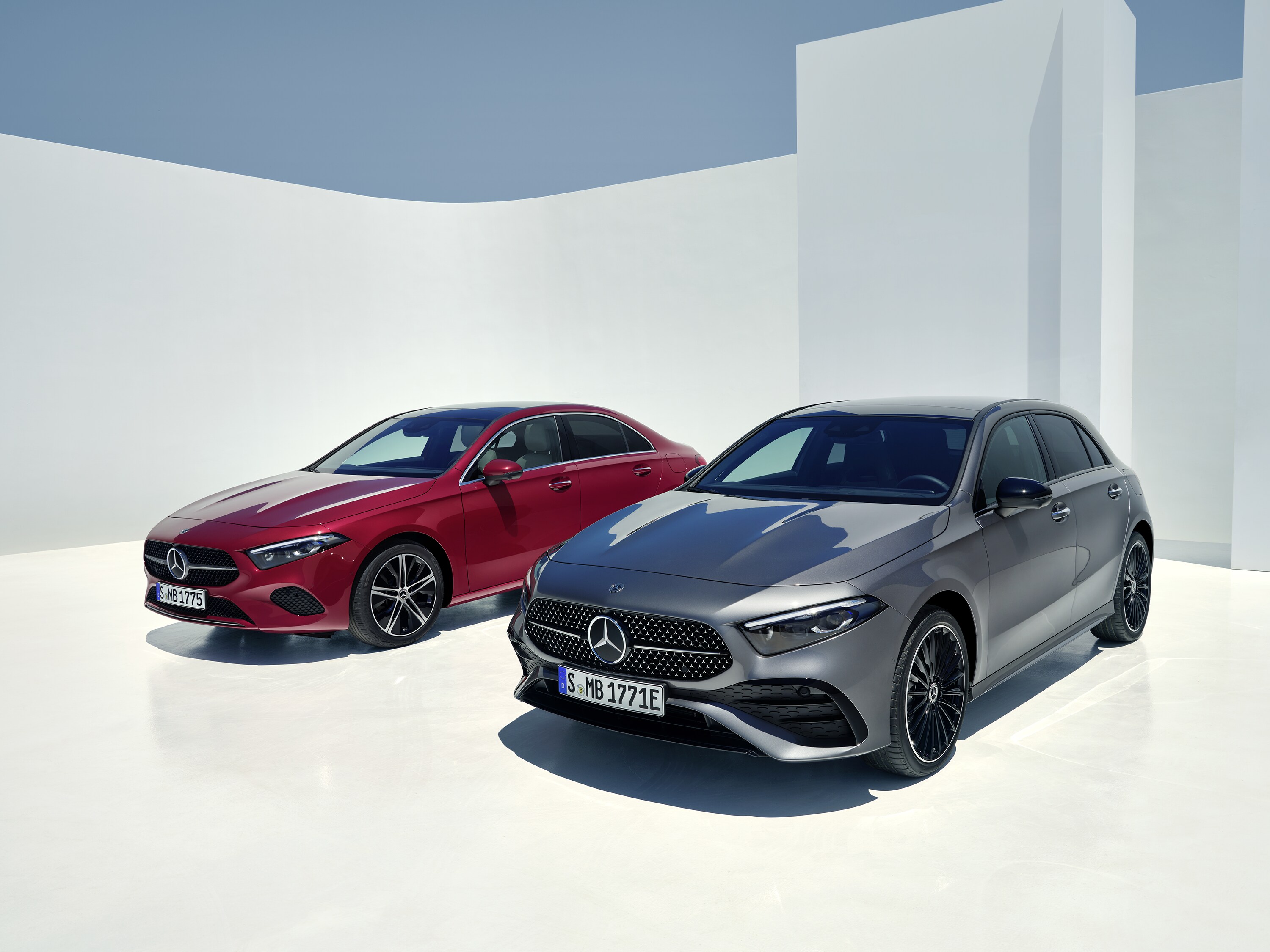 Mercedes-Benz Classe A berline rouge et Classe A compacte grise sur fond clair.