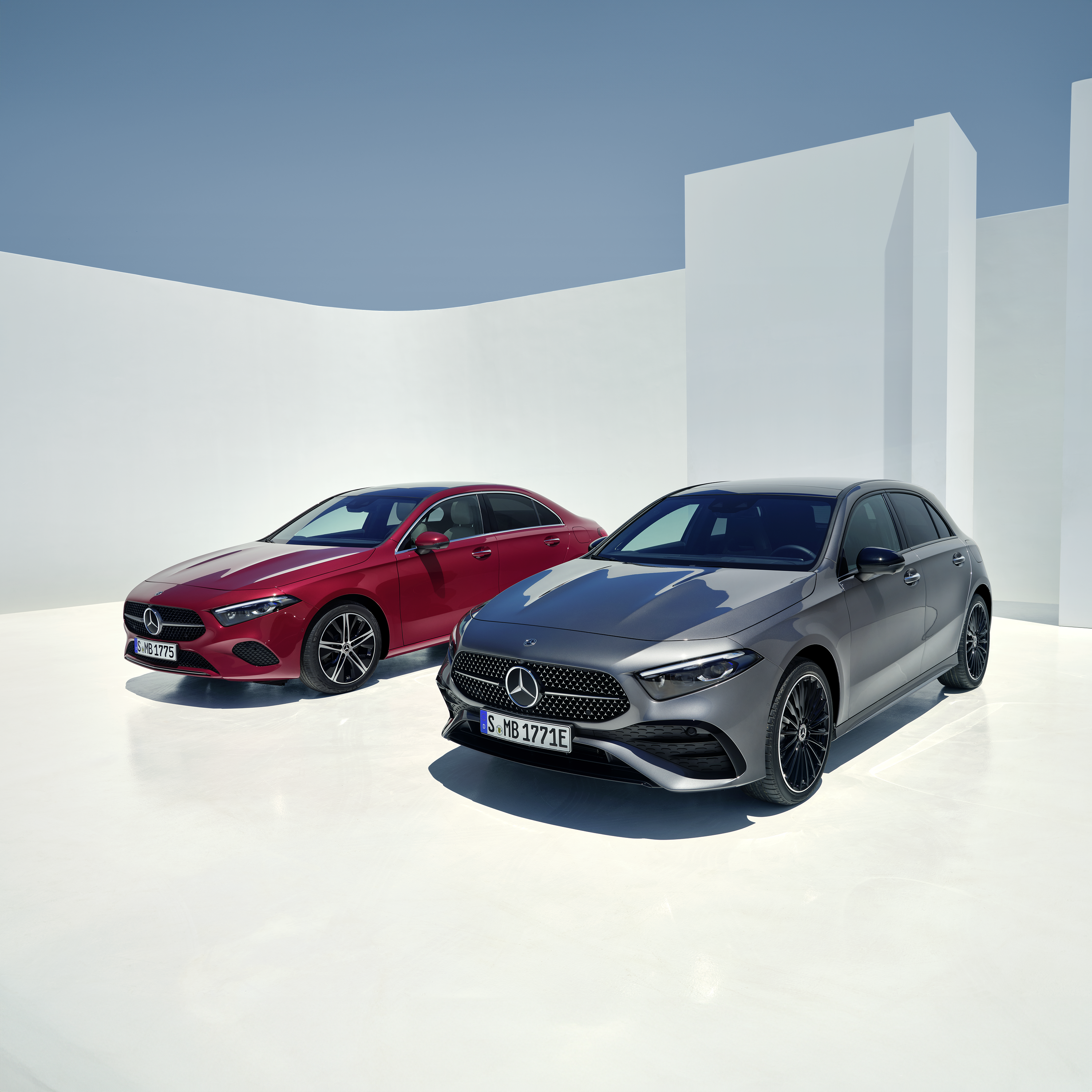 TVS Mercedes-Benz Classe A berline rouge et Classe A compacte grise sur fond clair.