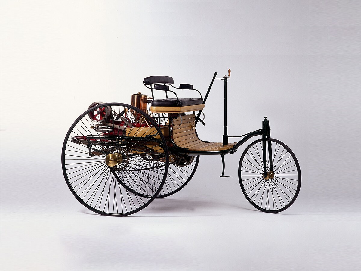 Patent-Motorwagen Benz Patent-Motorwagen de 1886 sur fond clair.