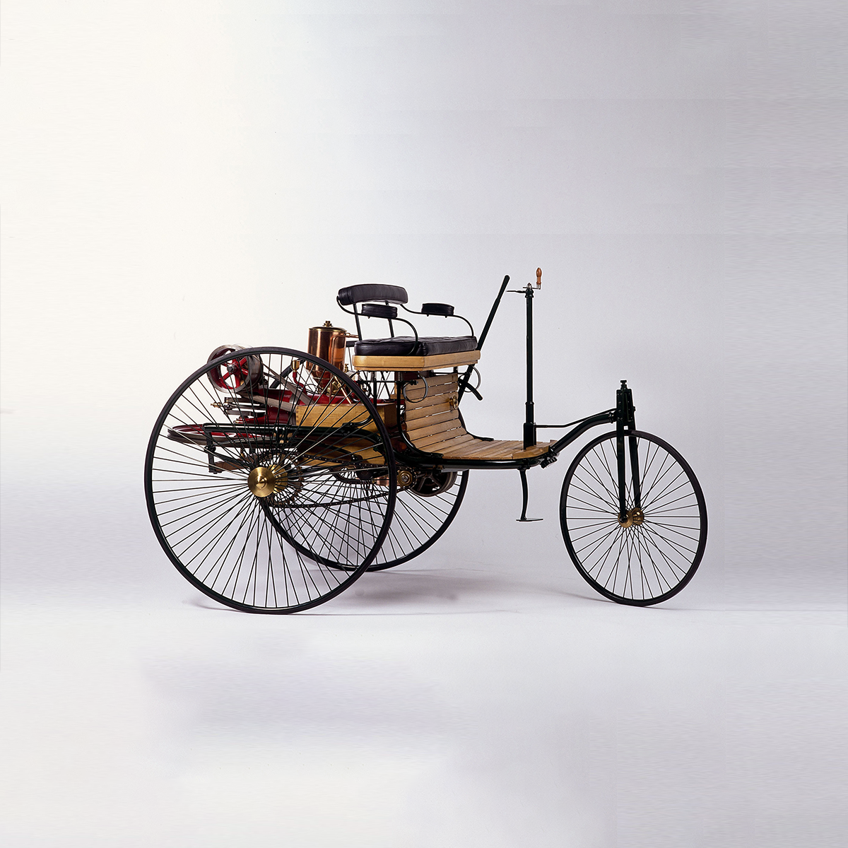 1886 Patent-Motorwagen Benz Patent-Motorwagen de 1886 sur fond clair.
