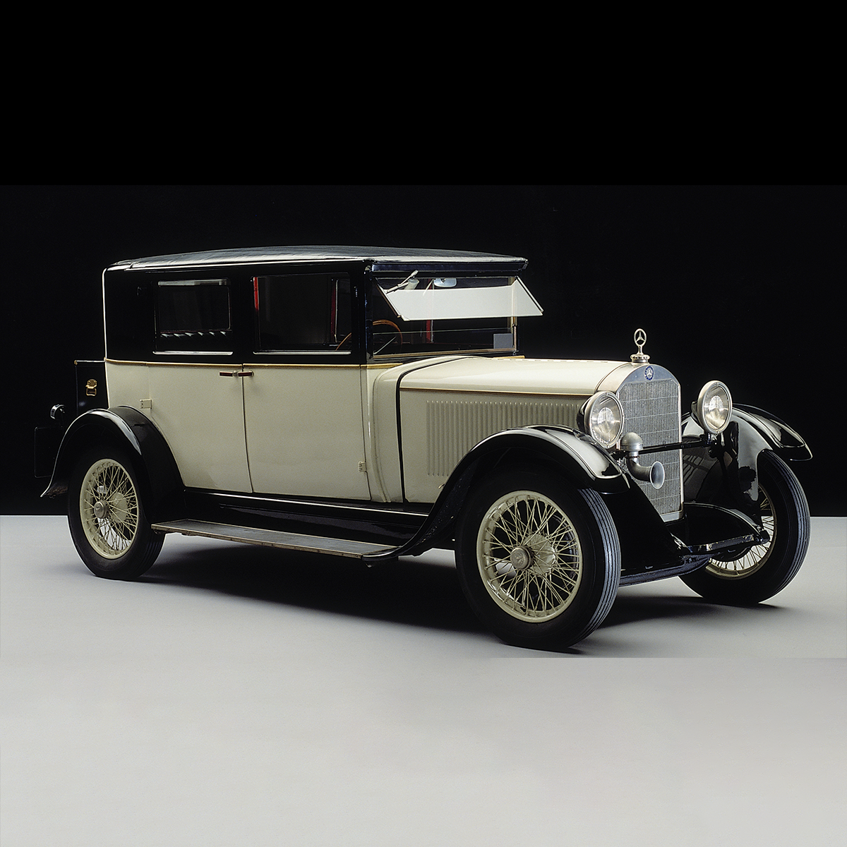 1926 Daimler et Benz fusionnent pour devenir Daimler-Benz AG.