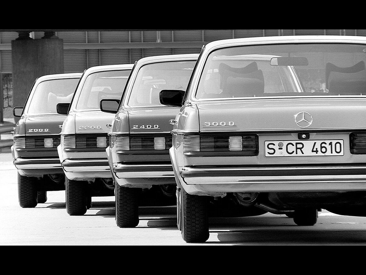 Alignement de modèles Mercedes-Benz historiques vus de l'arrière.