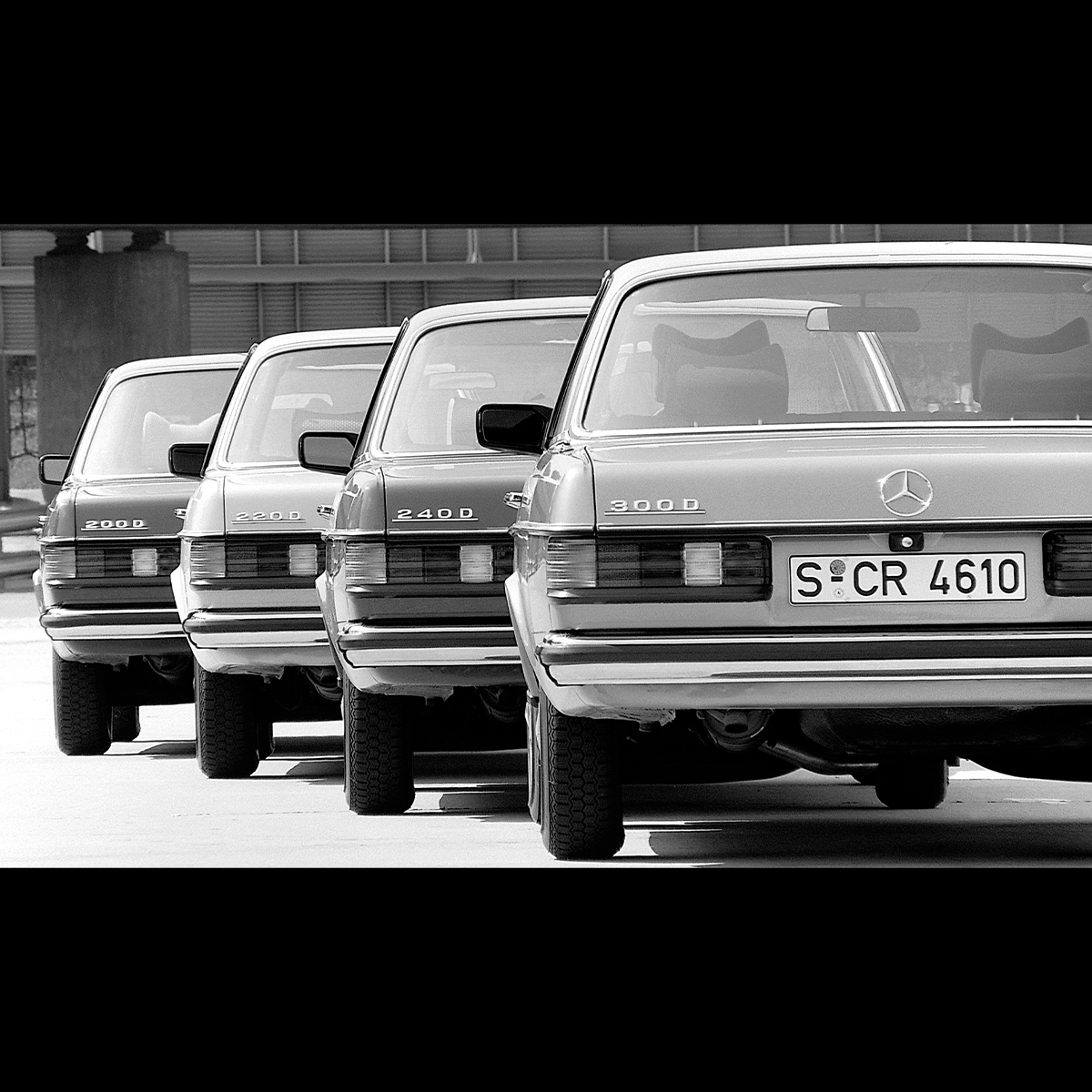 1986 Alignement de modèles Mercedes-Benz historiques vus de l'arrière.