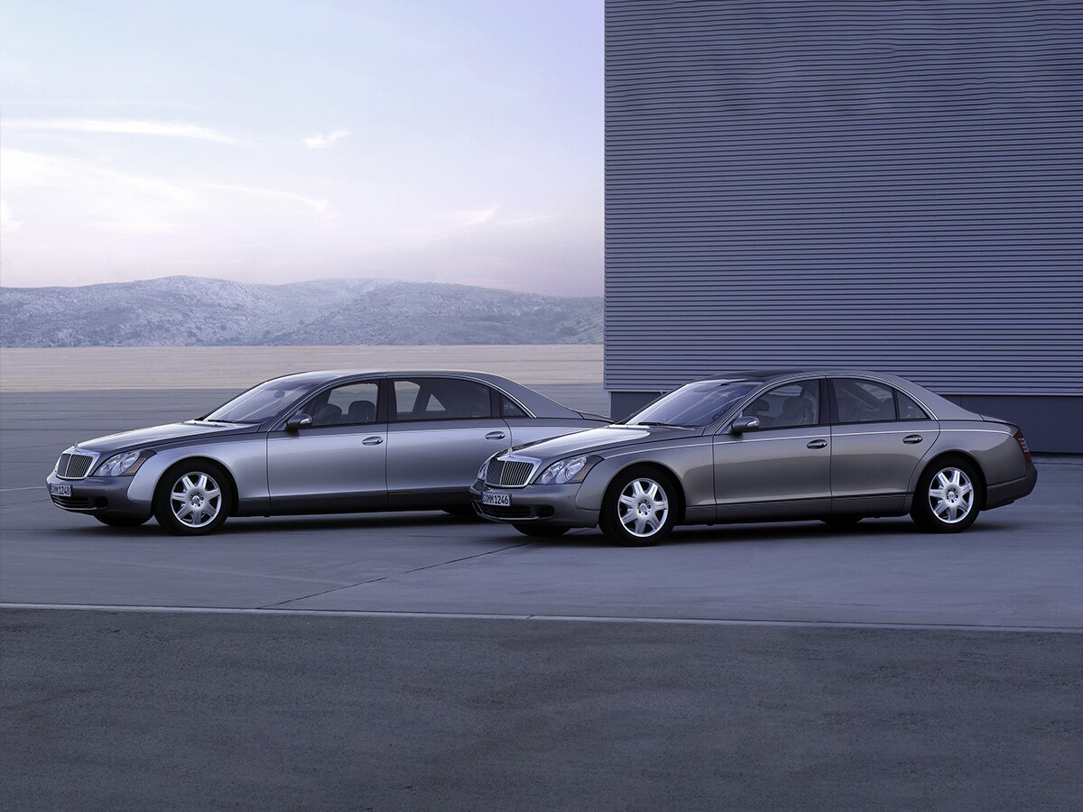 Deux Mercedes-Benz électriques stationnées devant un bâtiment moderne.