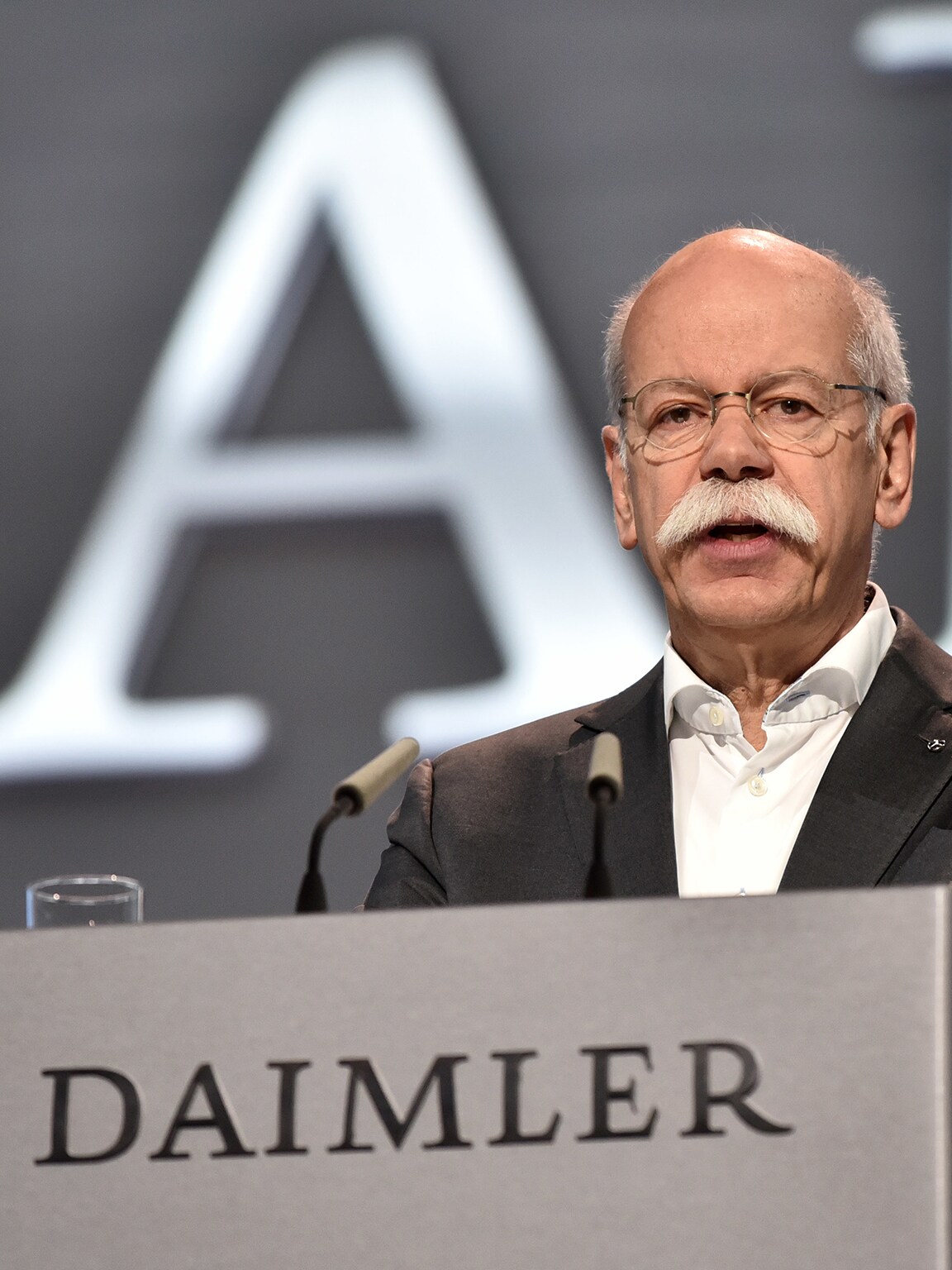 Dieter Zetsche prend la tête de Mercedes Car Group. Le 1er janvier 2006, il cumulera cette fonction avec celle de Président de DaimlerChrysler, succèdant à ce poste à Jürgen Schrempp. 