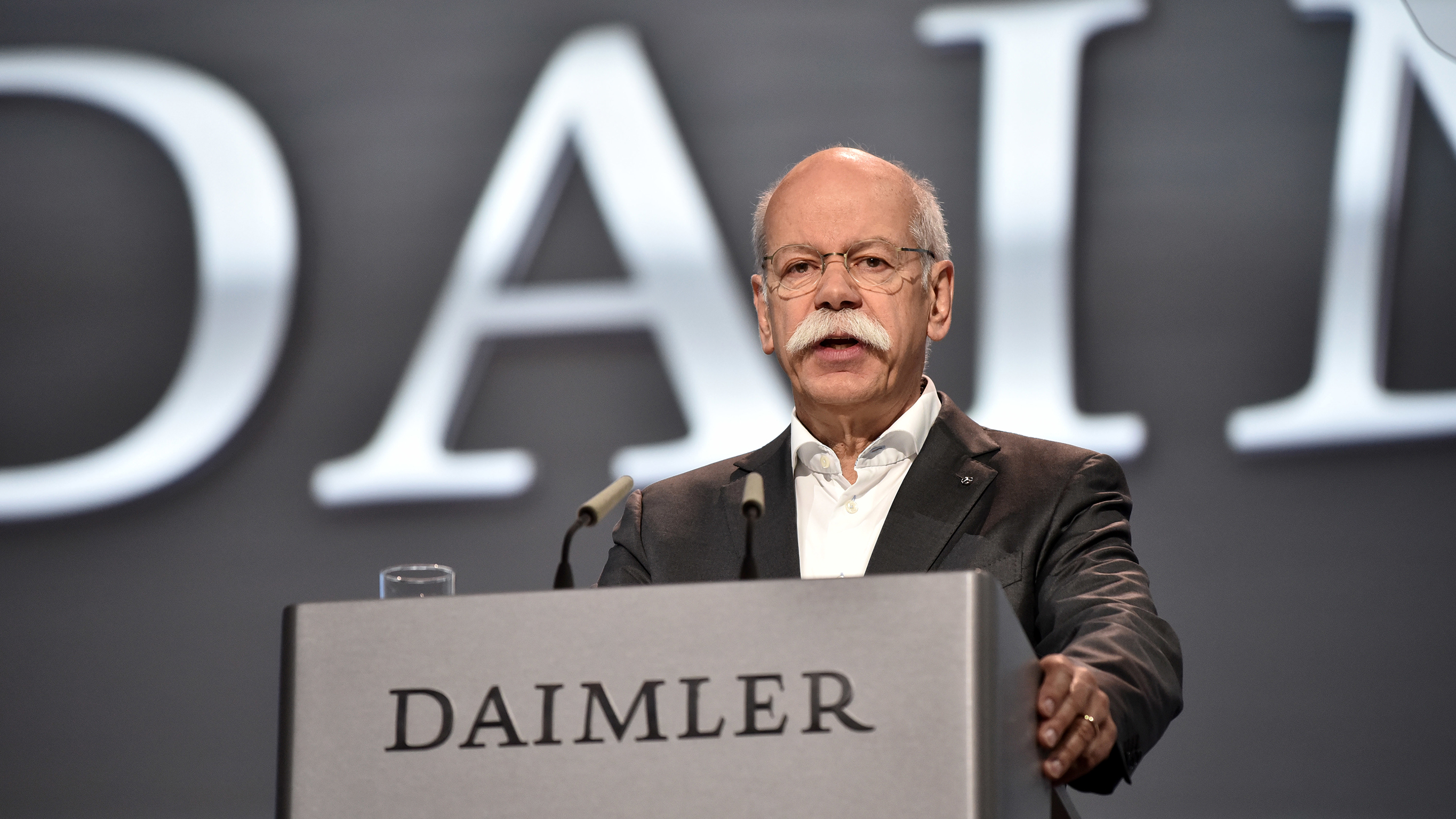 2005 Dieter Zetsche prend la tête de Mercedes Car Group. Le 1er janvier 2006, il cumulera cette fonction avec celle de Président de DaimlerChrysler, succèdant à ce poste à Jürgen Schrempp.