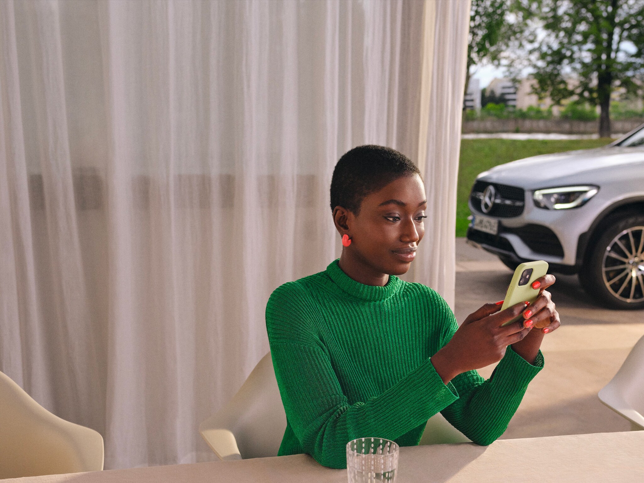 Image d'une femme regardant son téléphone portable