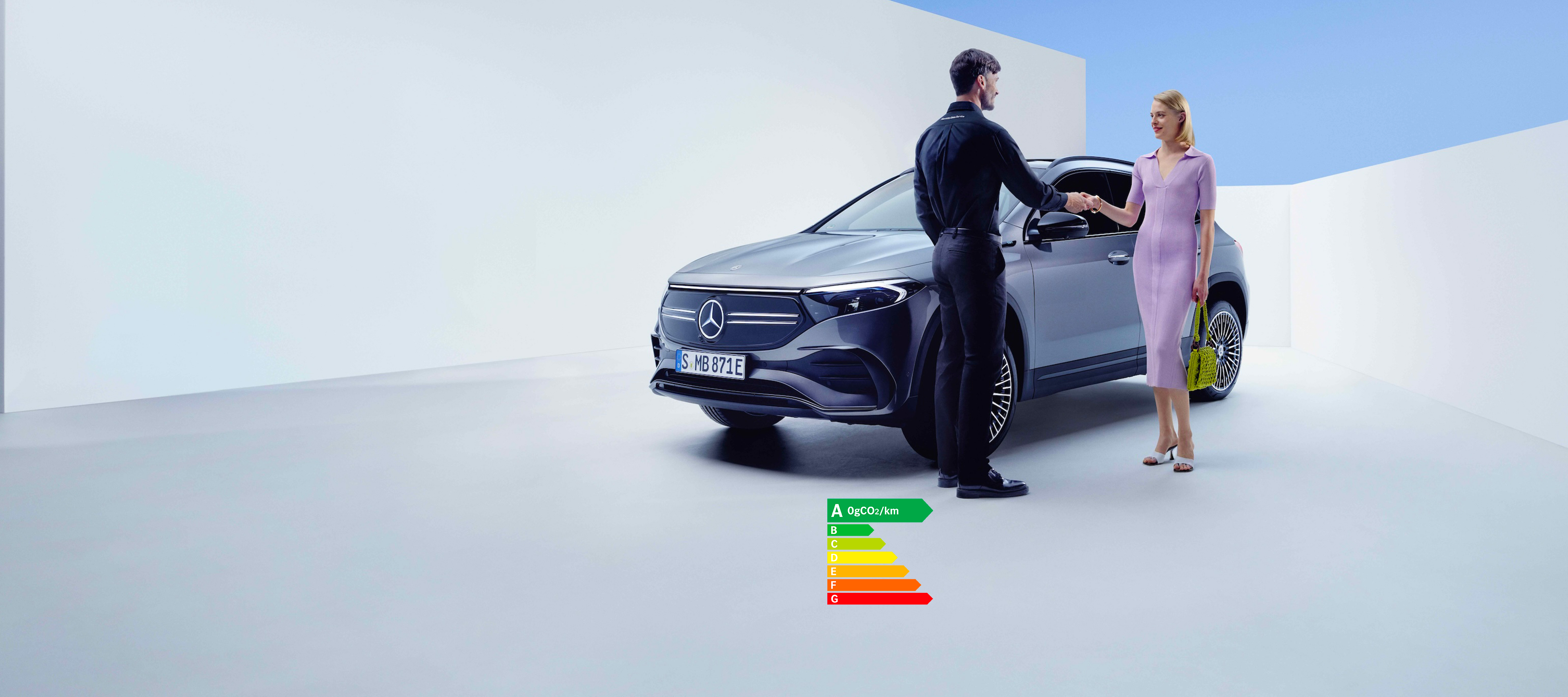 Service et réparation | Mercedes-Benz Un employé de Mercedes-Benz et une femme se serrent la main devant un véhicule Mercedes-Benz