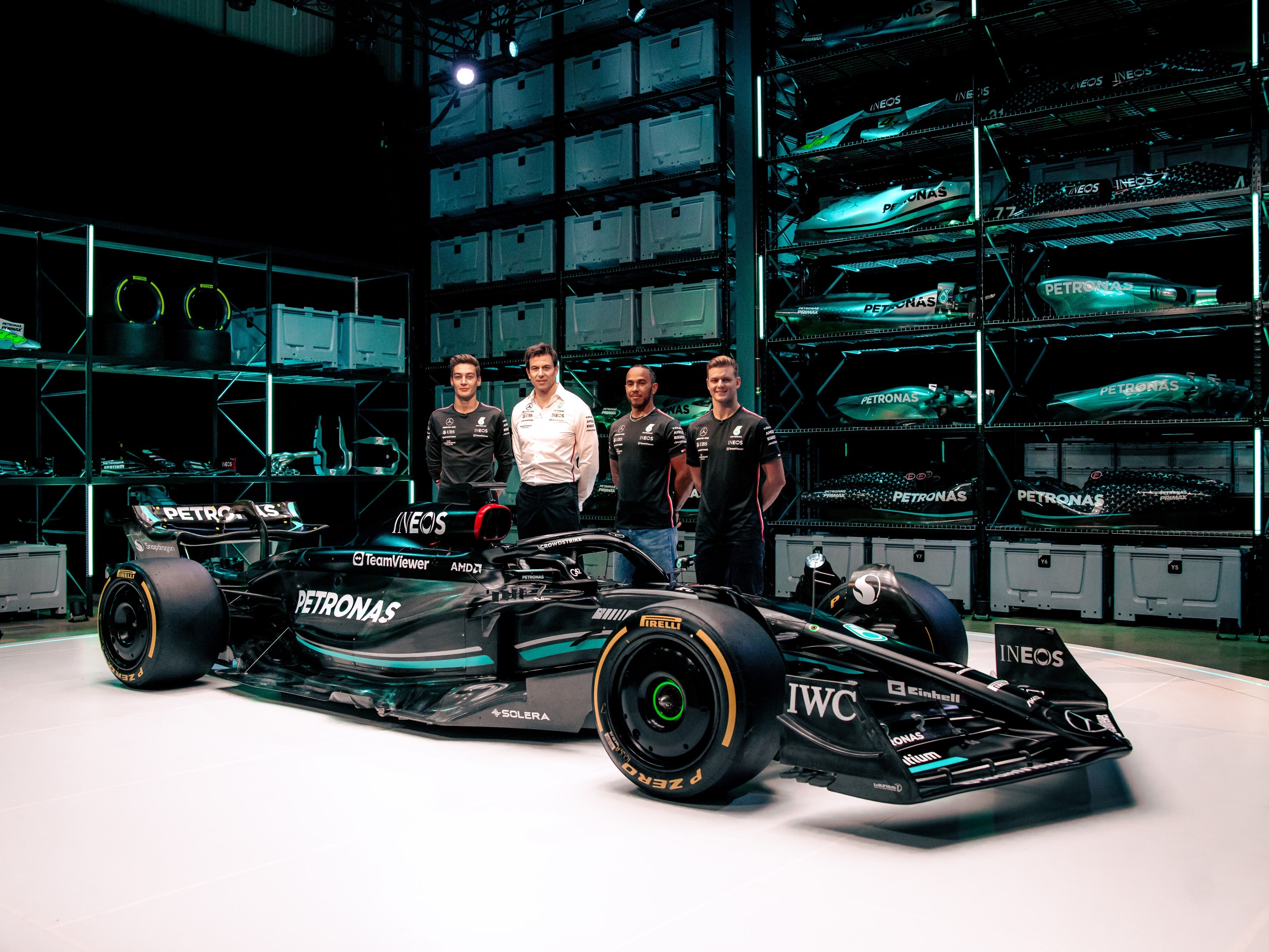 Monoplace Mercedes-AMG PETRONAS Formula One Team avec les pilotes et ingénieurs.