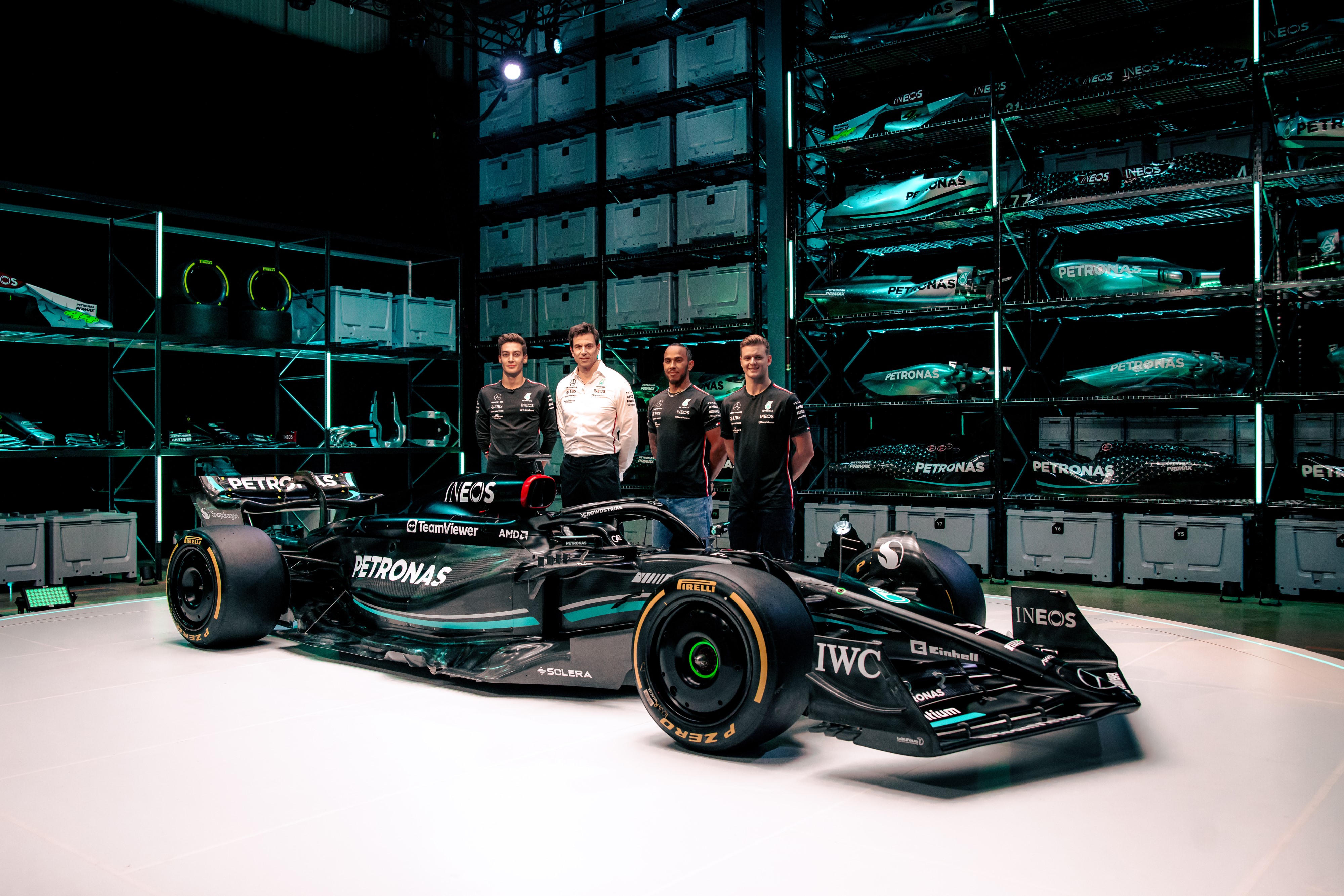 Formule 1 Monoplace Mercedes-AMG PETRONAS Formula One Team avec les pilotes et ingénieurs.