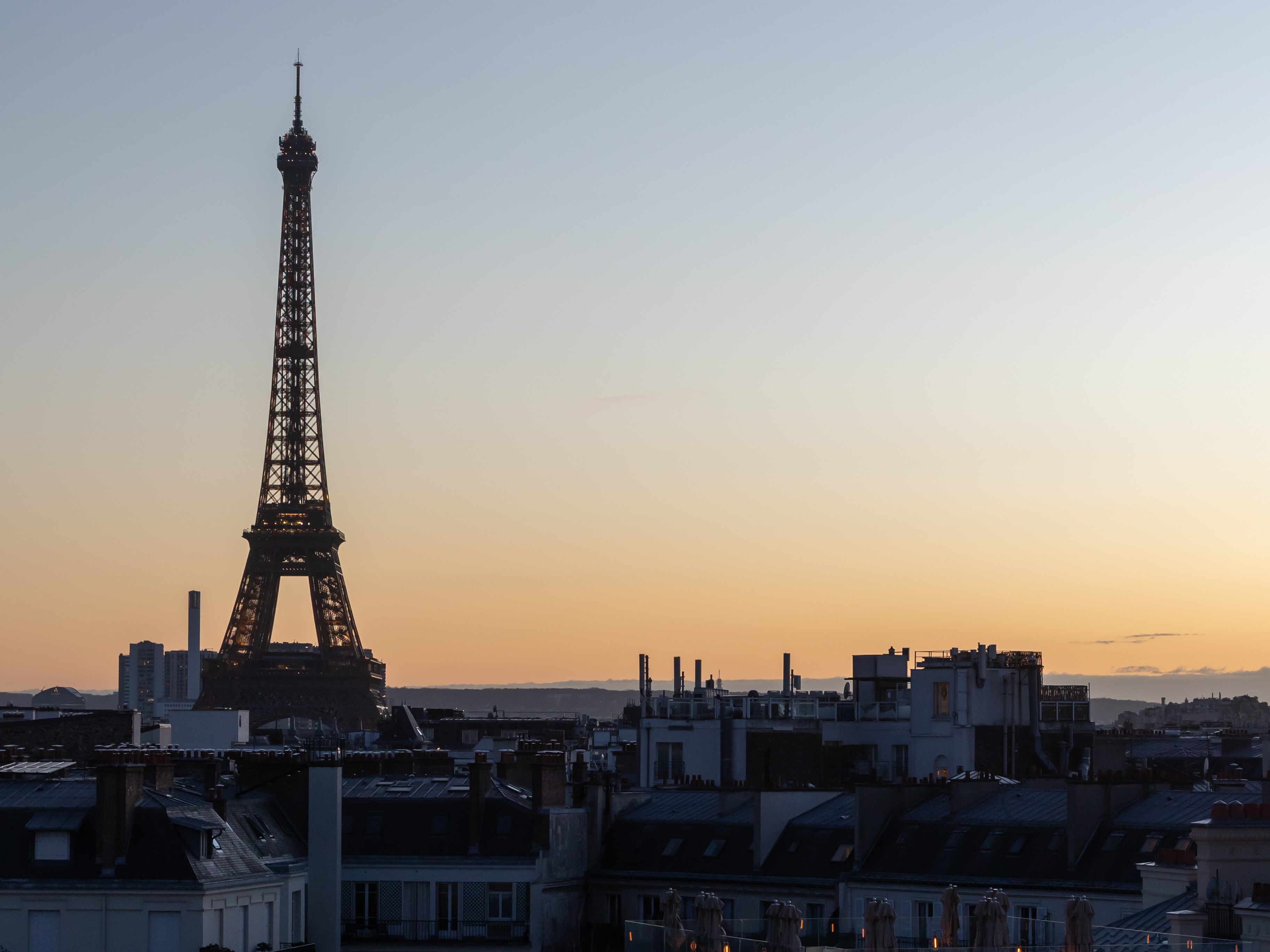 De monument en monument, la ville se dessine comme une constellation vivante, ponctuée d’étapes iconiques, de moments de contemplation et d’une expérience “First Class”