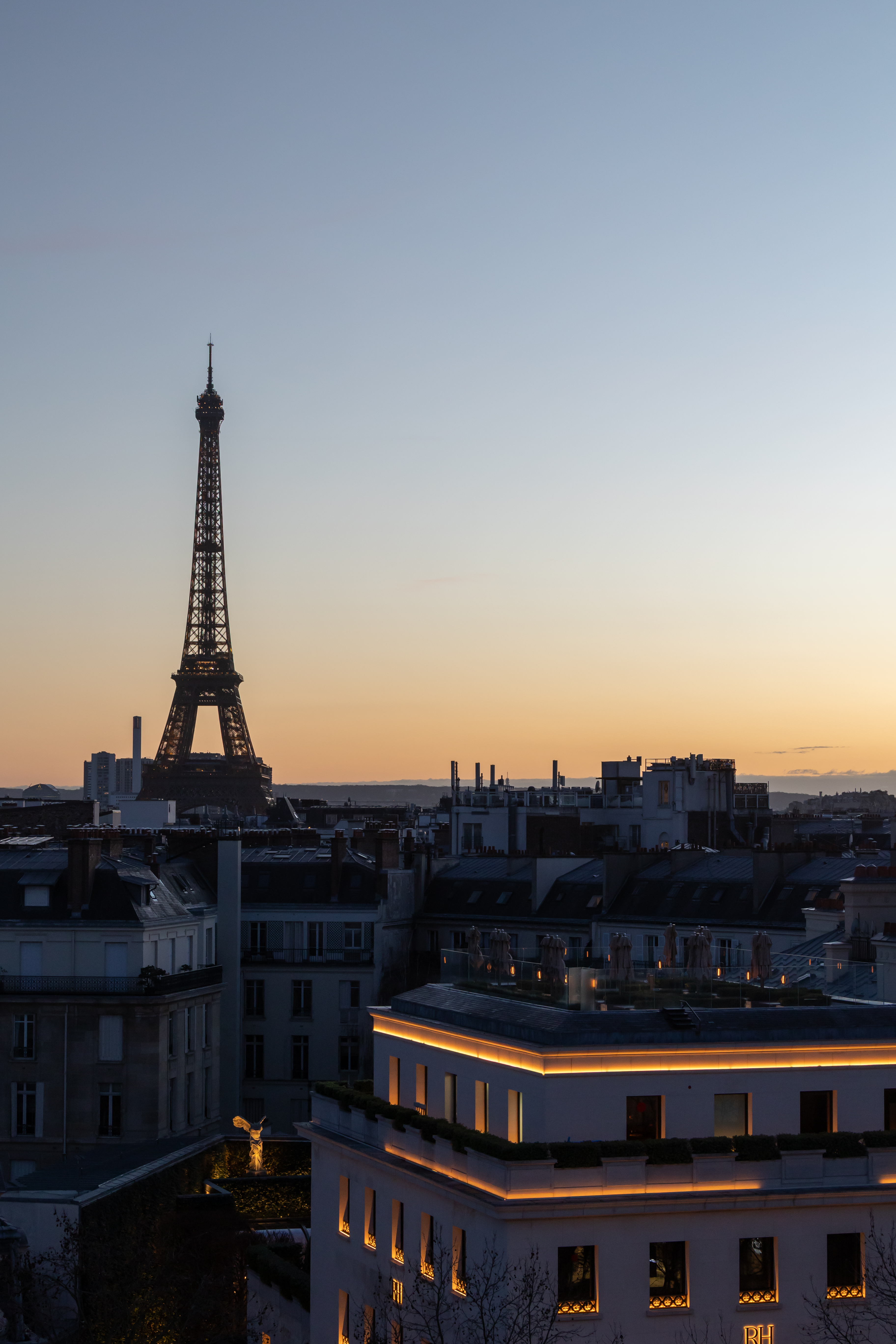De monument en monument, la ville se dessine comme une constellation vivante, ponctuée d’étapes iconiques, de moments de contemplation et d’une expérience “First Class” De monument en monument, la ville se dessine comme une constellation vivante, ponctuée d’étapes iconiques, de moments de contemplation et d’une expérience “First Class”