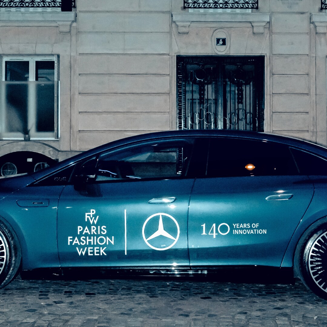 Mercedes-Benz et la mode : quand l’élégance prend la route.