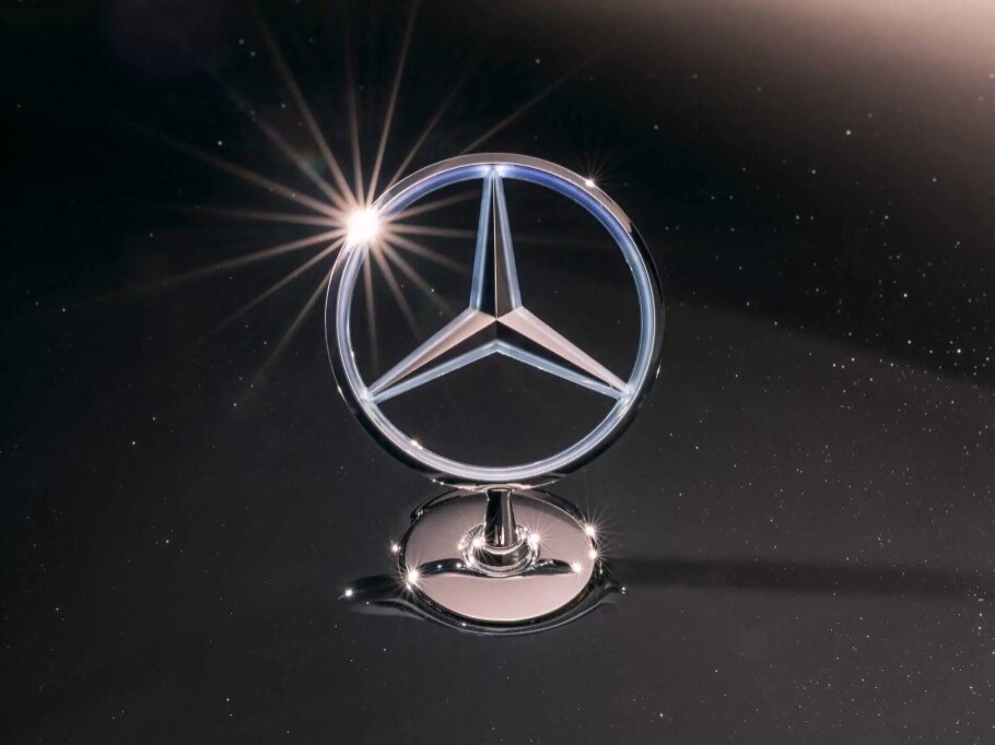 Insigne Mercedes-Bens, avec un reflet de lumière.