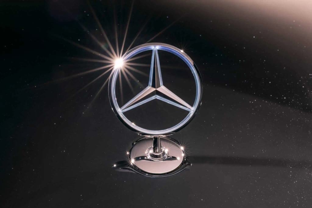 Mercedes-Benz fait son grand retour au Mondial de l'Auto. Insigne Mercedes-Bens, avec un reflet de lumière.