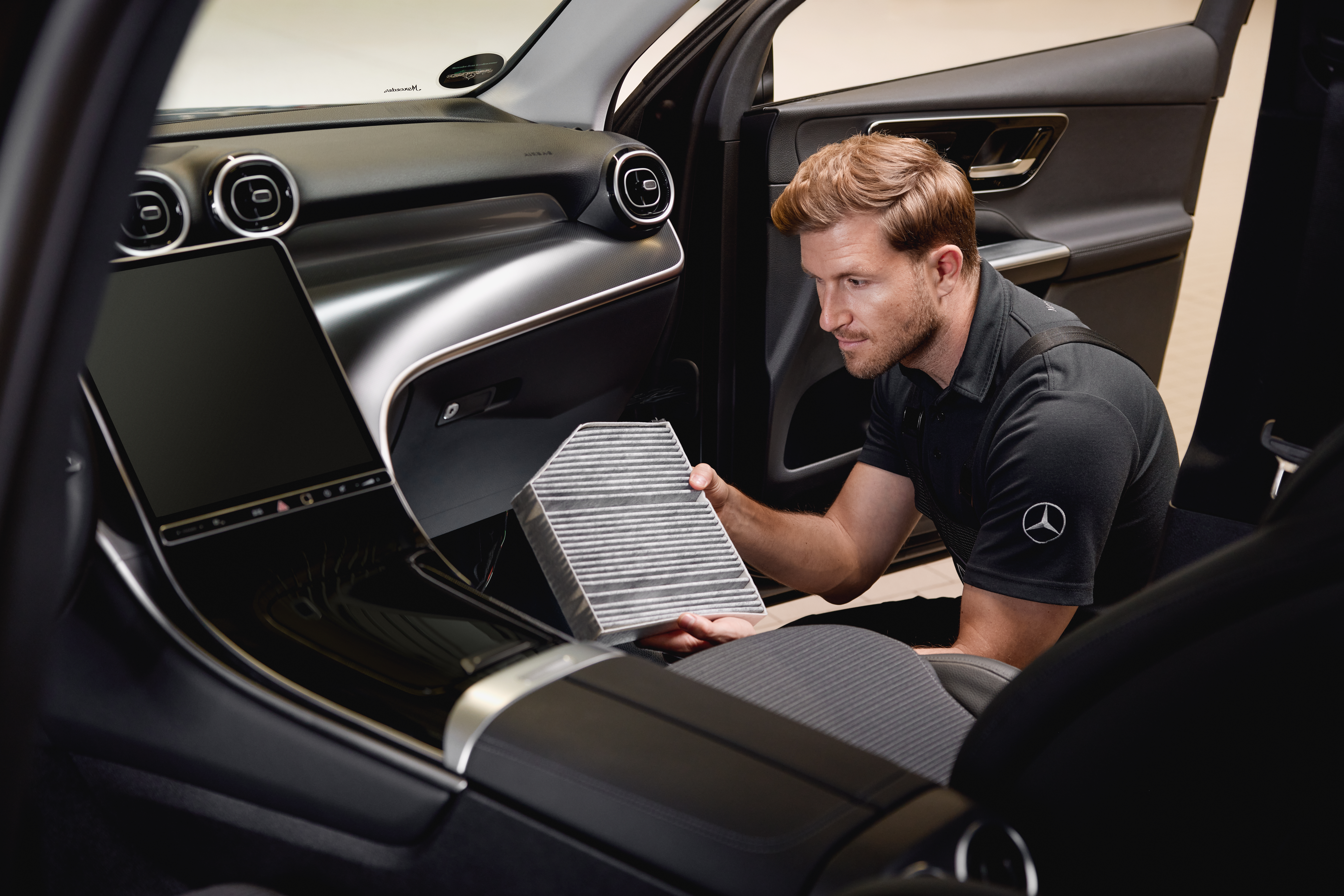 Filtres à air intérieur d'origine Mercedes-Benz Intervention de maintenance dans l'habitacle montrant le remplacement d'un filtre à air intérieur par une pièce d'origine Mercedes-Benz.