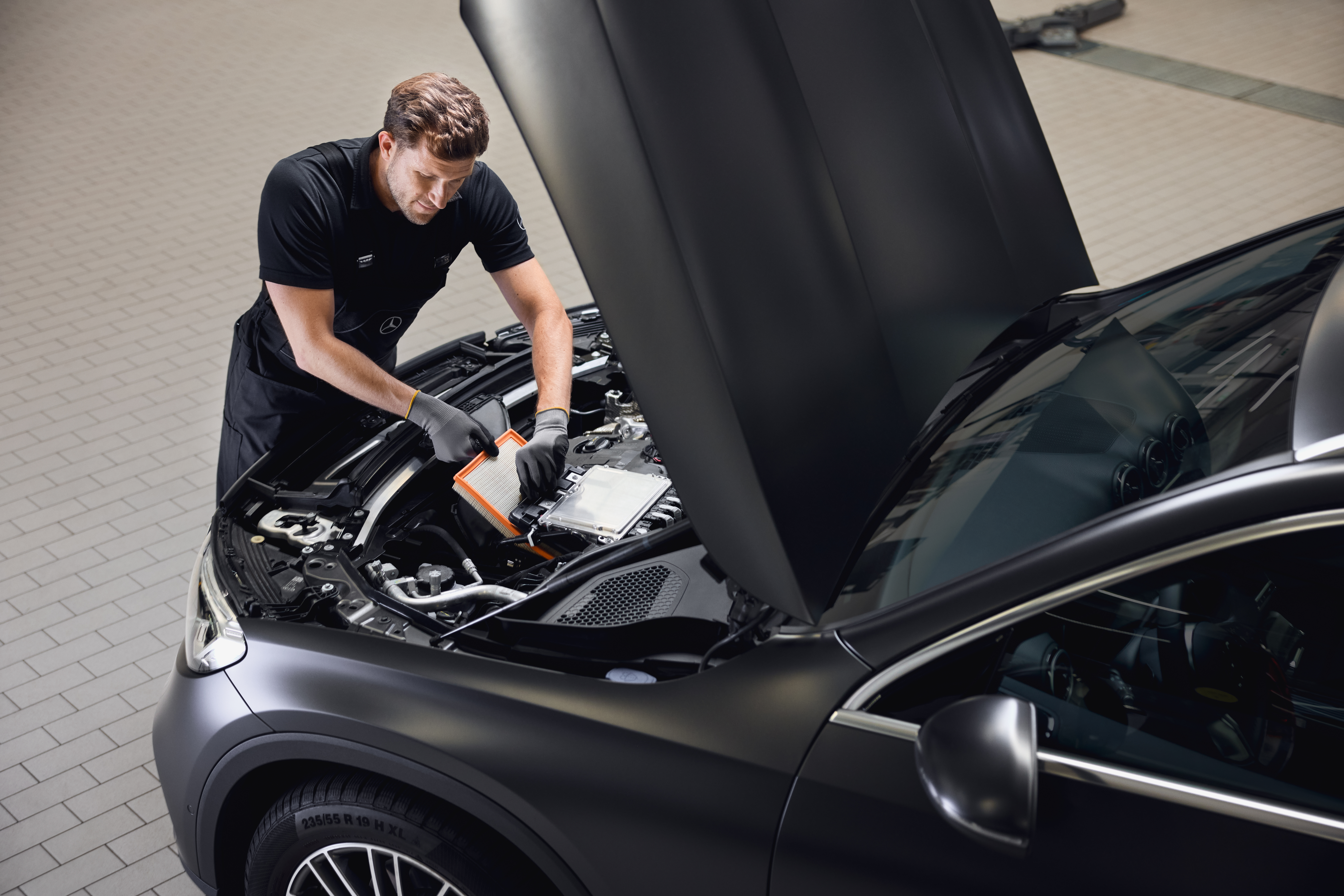 Filtres à air moteur d'origine Mercedes-Benz Maintenance du moteur montrant le remplacement d'un filtre à air moteur par une pièce d'origine Mercedes-Benz dans un atelier agréé.
