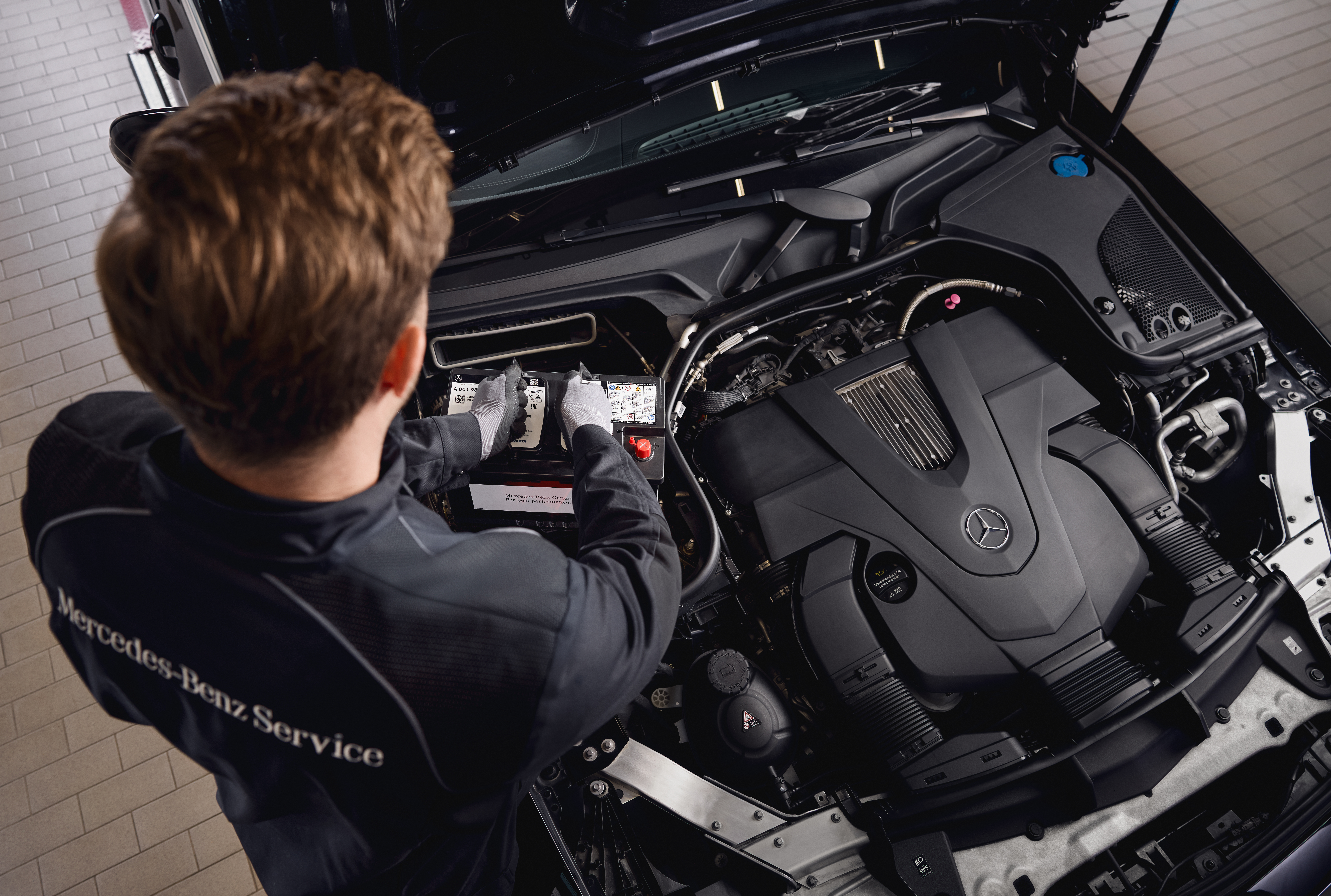 Batteries de démarrage d'origine Mercedes-Benz Un technicien effectuant les réglages de la batterie.