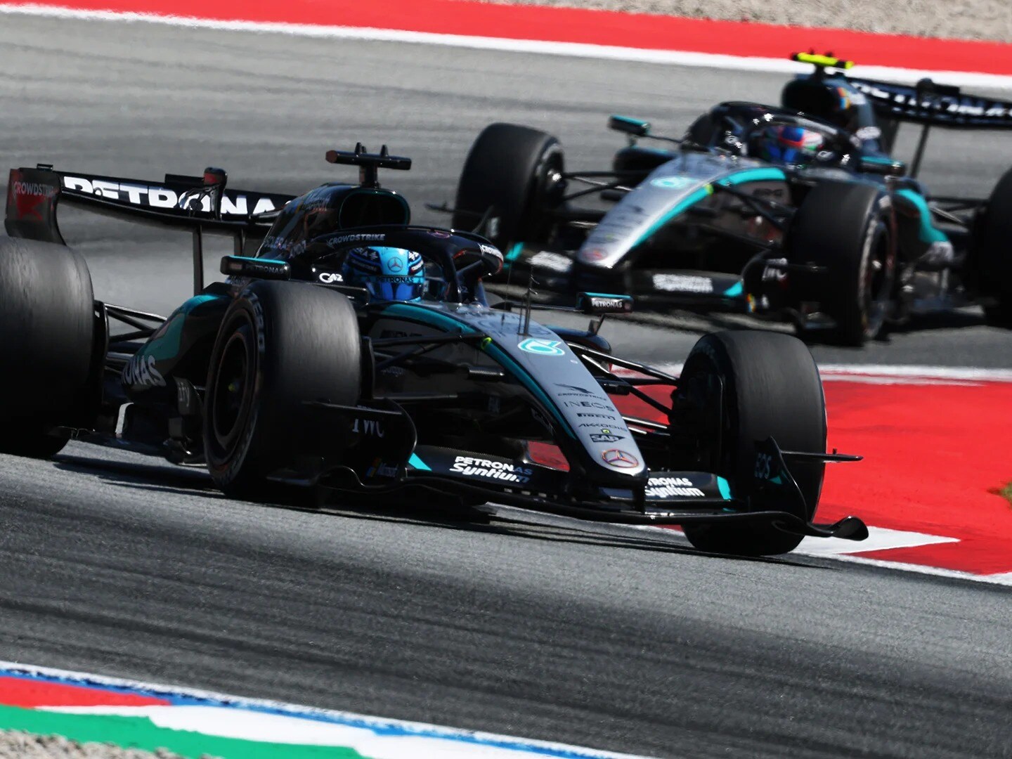 Parti depuis la pole position, George Russell sauve la deuxième place au terme d’une course où Mercedes n’a jamais vraiment pu contrôler Ferrari.